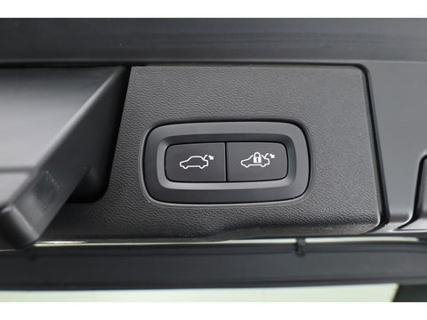 Volvo XC60 2.0 T6 Plug-in hybrid AWD Plus Dark | Trekhaak | Pano | Blis | ACC | 360 Camera | H&K Audio | Mem Stoelen |