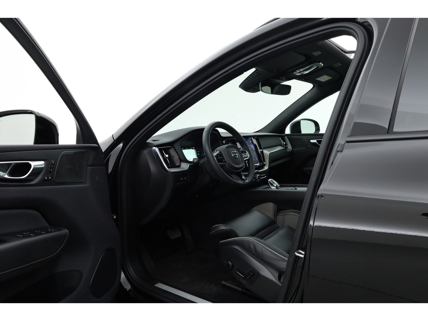 Volvo XC60 2.0 T6 Plug-in hybrid AWD Plus Dark | Trekhaak | Pano | Blis | ACC | 360 Camera | H&K Audio | Mem Stoelen |