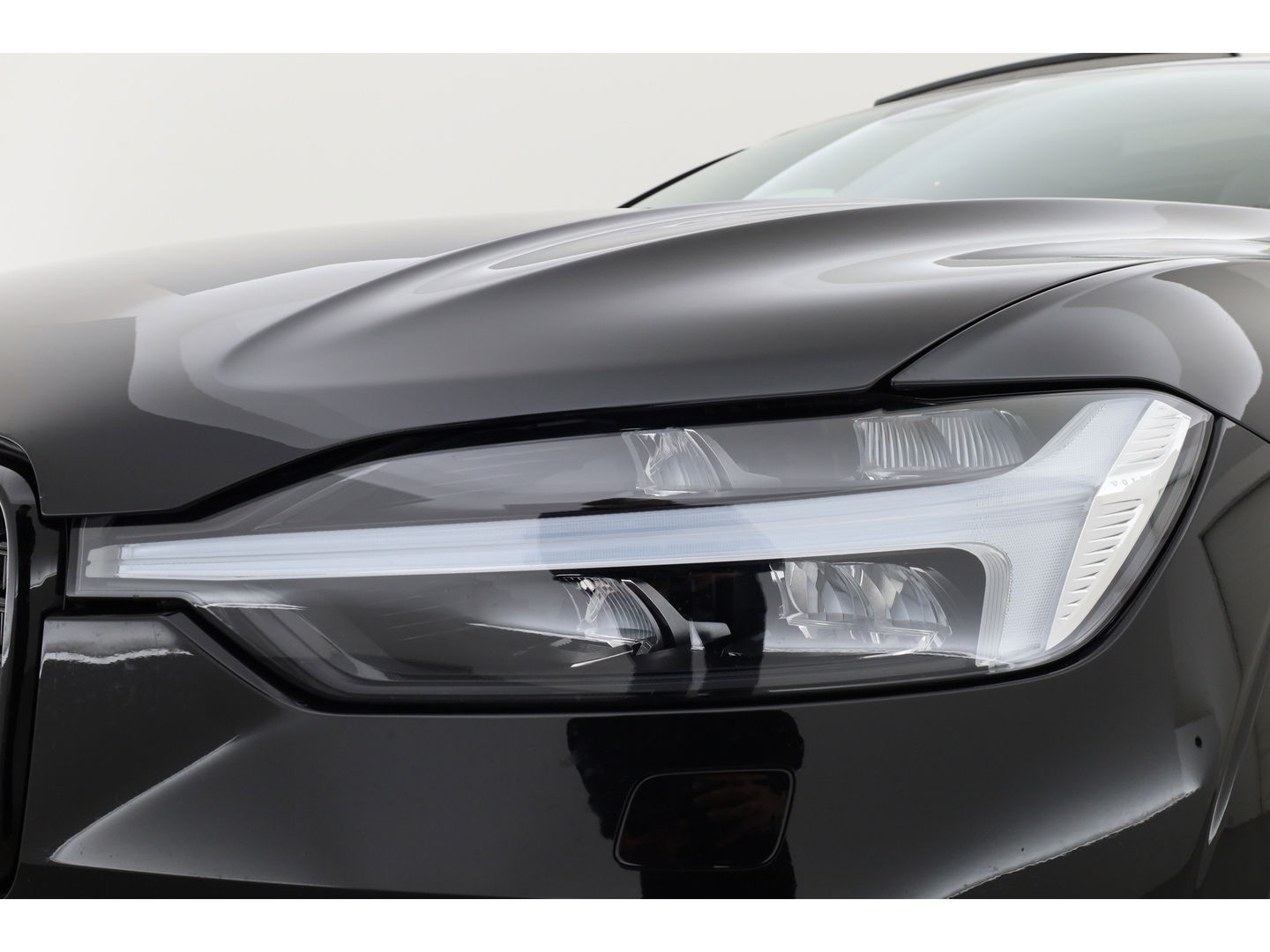 Volvo XC60 2.0 T6 Plug-in hybrid AWD Plus Dark | Trekhaak | Pano | Blis | ACC | 360 Camera | H&K Audio | Mem Stoelen |