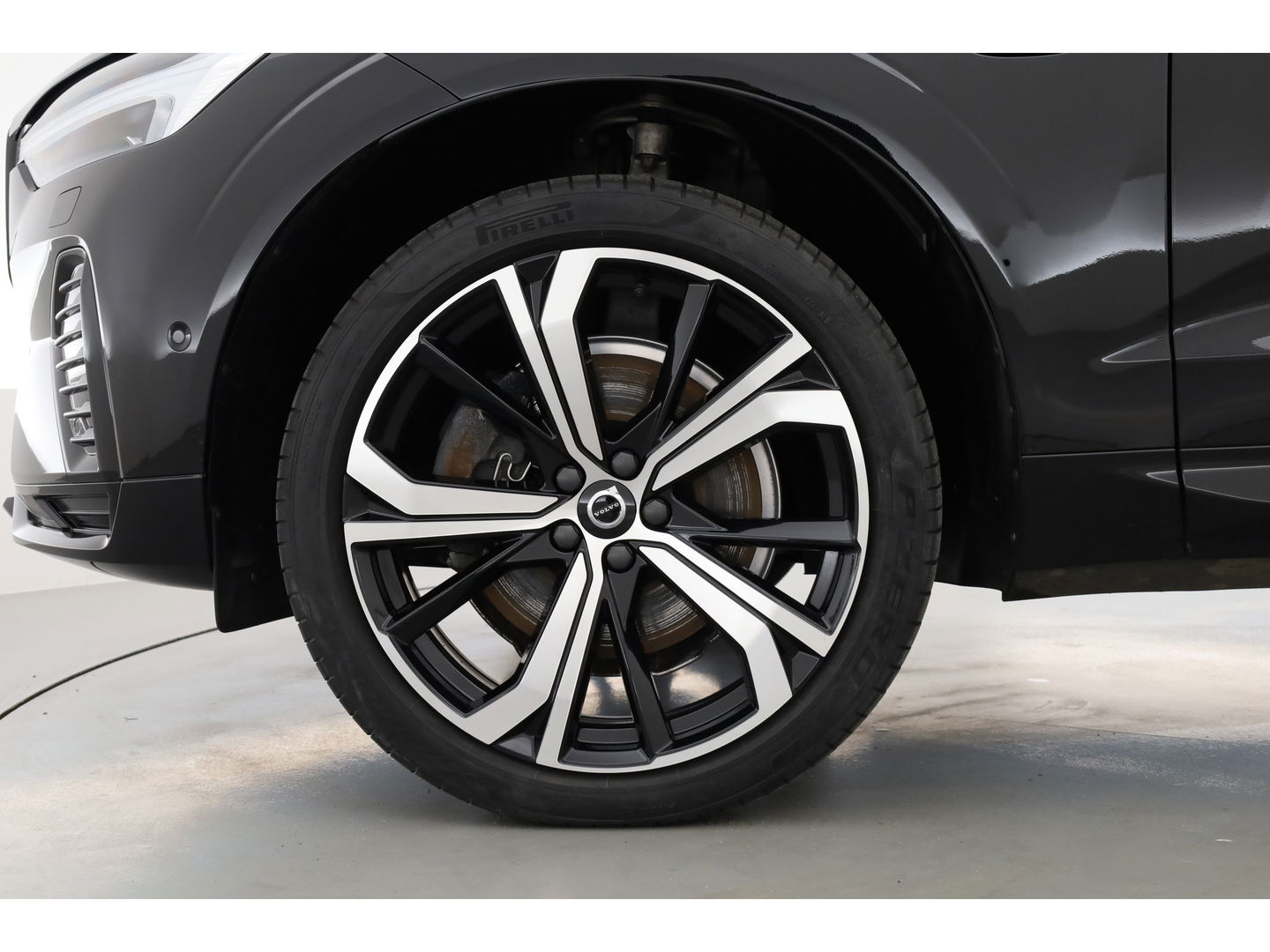 Volvo XC60 2.0 T6 Plug-in hybrid AWD Plus Dark | Trekhaak | Pano | Blis | ACC | 360 Camera | H&K Audio | Mem Stoelen |