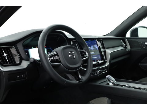 Volvo XC60 2.0 T6 Plug-in hybrid AWD Plus Dark | Trekhaak | Pano | Blis | ACC | 360 Camera | H&K Audio | Mem Stoelen |