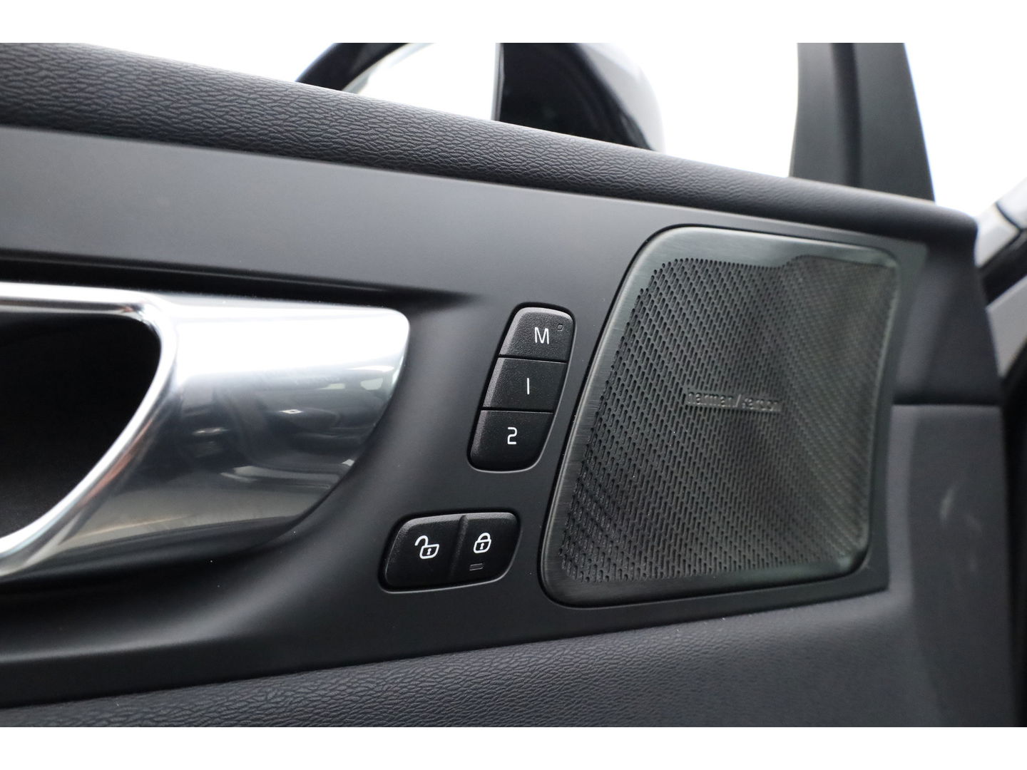 Volvo XC60 2.0 T6 Plug-in hybrid AWD Plus Dark | Trekhaak | Pano | Blis | ACC | 360 Camera | H&K Audio | Mem Stoelen |