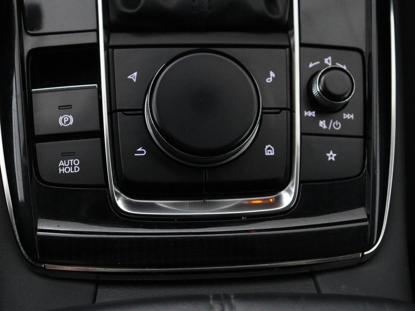 Mazda CX-30 2.0 e-SkyActiv-X M Hybrid Comfort | Stoelverwarming | Head-Up | Camera | Carplay | Adaptive cruise | Navigatie | Stuurverwarming | 18'' | Keyless | Full LED | Climate control