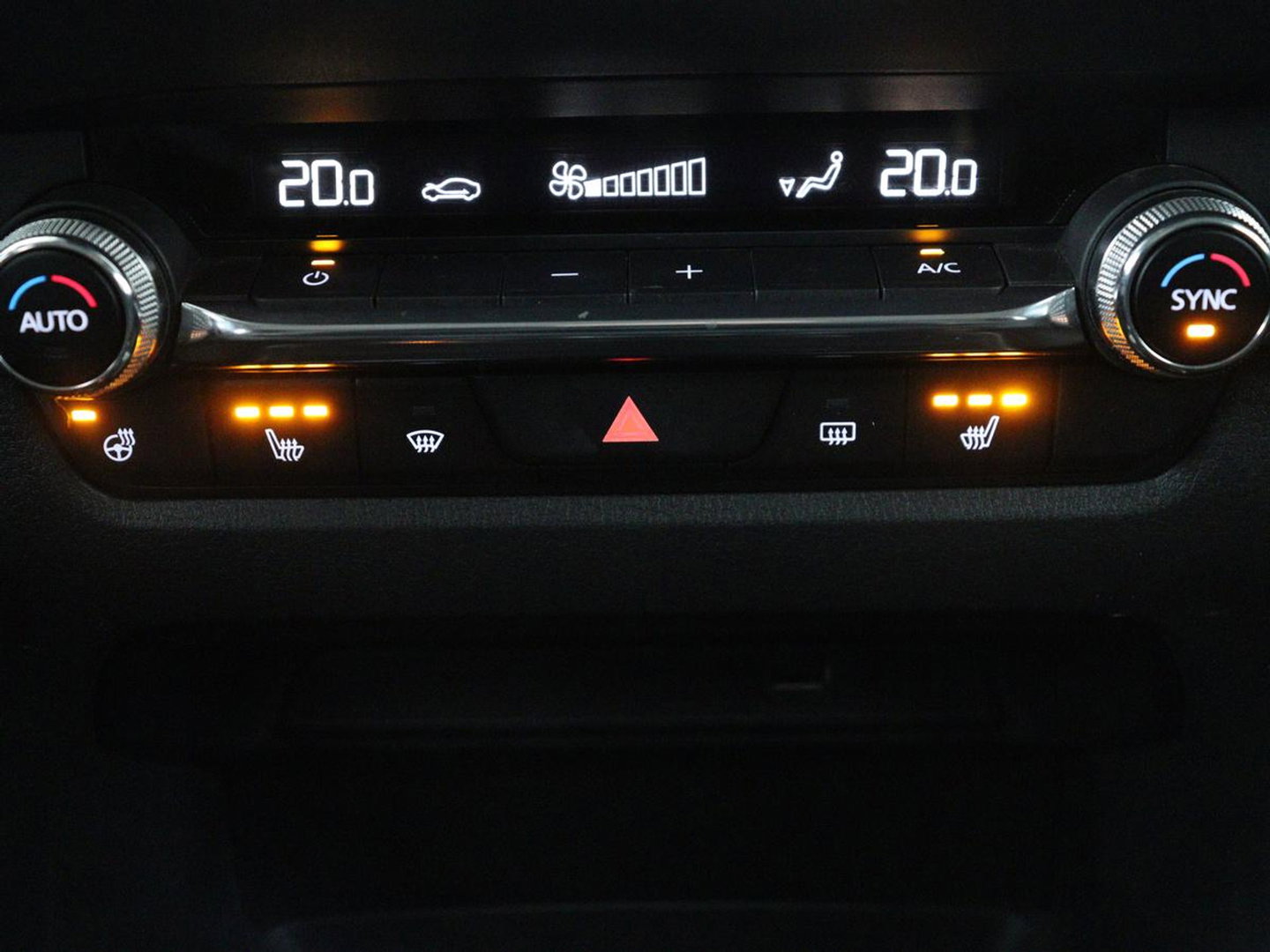 Mazda CX-30 2.0 e-SkyActiv-X M Hybrid Comfort | Stoelverwarming | Head-Up | Camera | Carplay | Adaptive cruise | Navigatie | Stuurverwarming | 18'' | Keyless | Full LED | Climate control