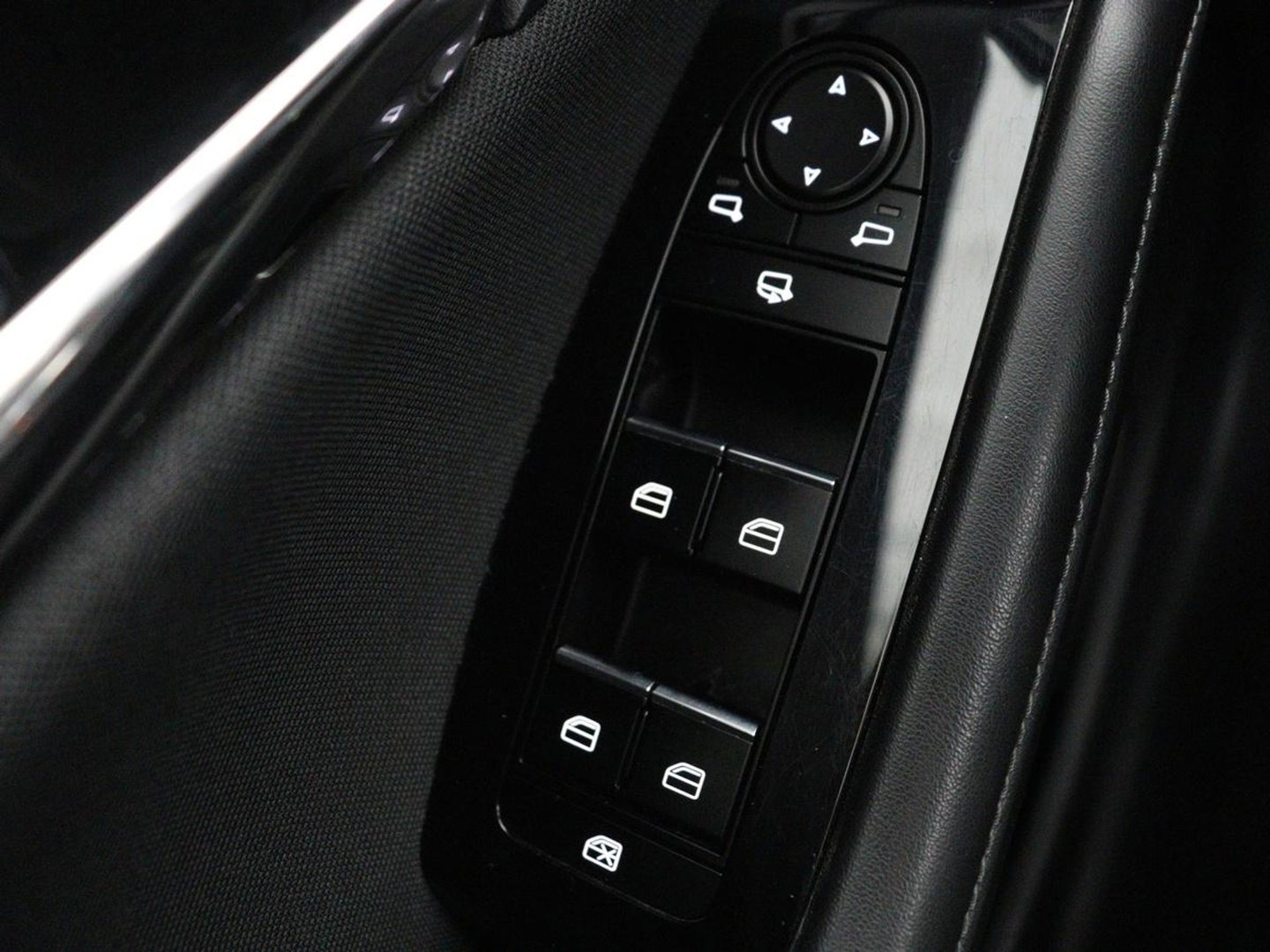 Mazda CX-30 2.0 e-SkyActiv-X M Hybrid Comfort | Stoelverwarming | Head-Up | Camera | Carplay | Adaptive cruise | Navigatie | Stuurverwarming | 18'' | Keyless | Full LED | Climate control