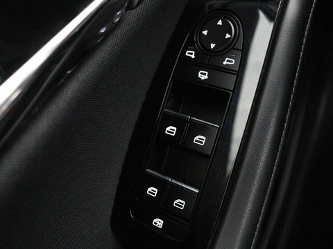 Mazda CX-30 2.0 e-SkyActiv-X M Hybrid Comfort | Stoelverwarming | Head-Up | Camera | Carplay | Adaptive cruise | Navigatie | Stuurverwarming | 18'' | Keyless | Full LED | Climate control