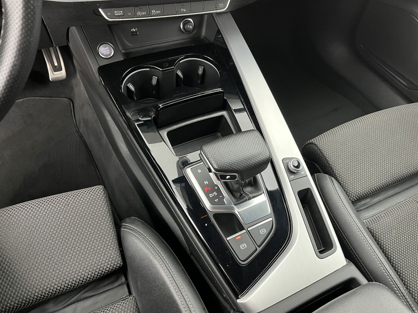 Audi A4 Limousine 35 TFSI S edition S-Line (INCL.BTW) Aut. *LEATHER-FABRIC | FULL-LED | DIGI-COCKPIT | DAB+ | CAMERA | SPORT-SEATS | PRIVACY-GLASS | ECC | PDC | CRUISE | 19''ALU*