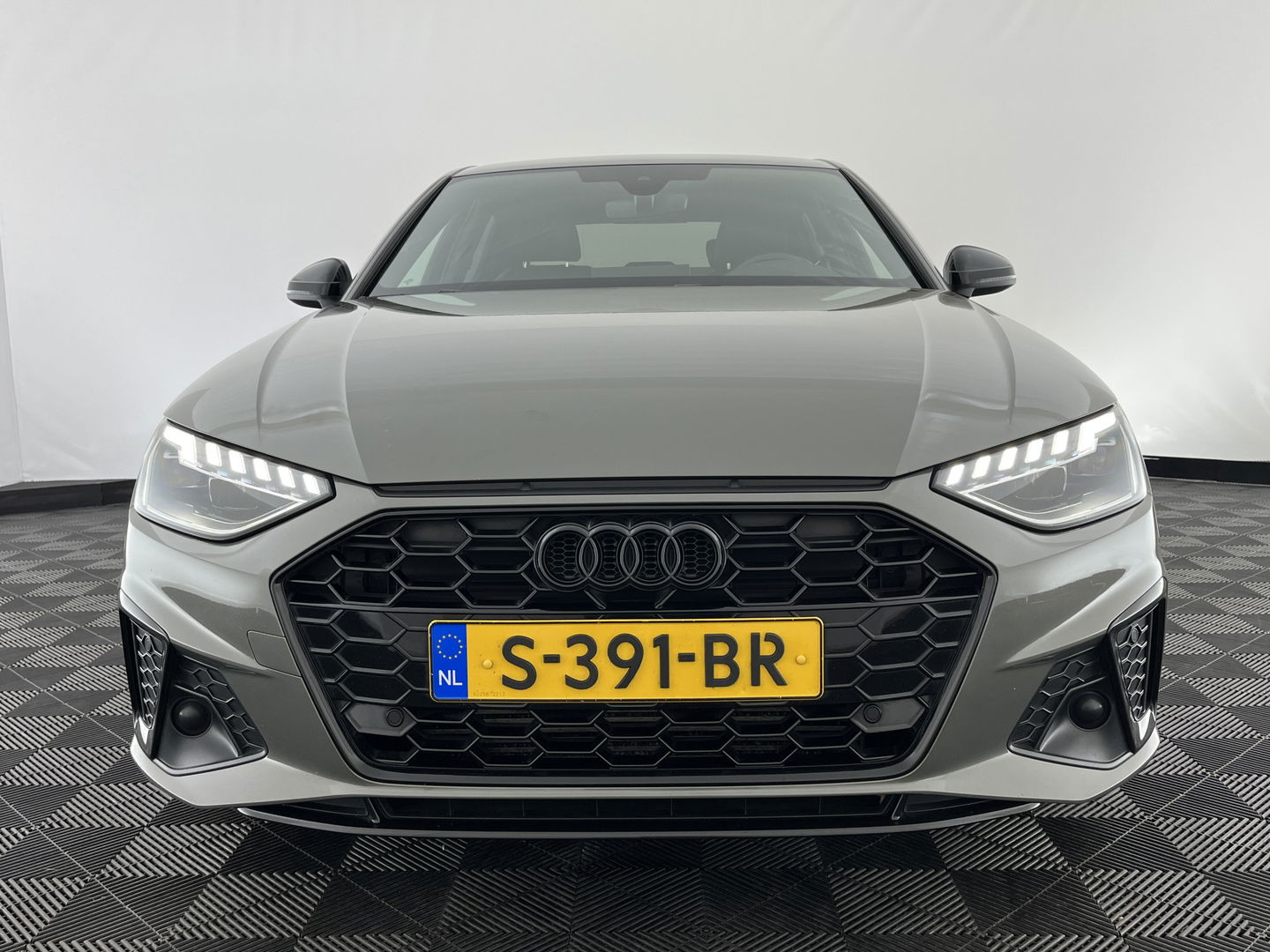 Audi A4 Limousine 35 TFSI S edition S-Line (INCL.BTW) Aut. *LEATHER-FABRIC | FULL-LED | DIGI-COCKPIT | DAB+ | CAMERA | SPORT-SEATS | PRIVACY-GLASS | ECC | PDC | CRUISE | 19''ALU*