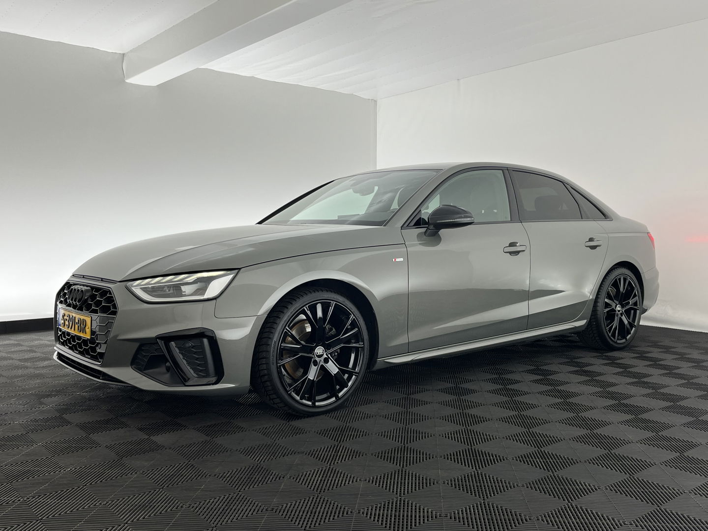 Audi A4 Limousine 35 TFSI S edition S-Line (INCL.BTW) Aut. *LEATHER-FABRIC | FULL-LED | DIGI-COCKPIT | DAB+ | CAMERA | SPORT-SEATS | PRIVACY-GLASS | ECC | PDC | CRUISE | 19''ALU*