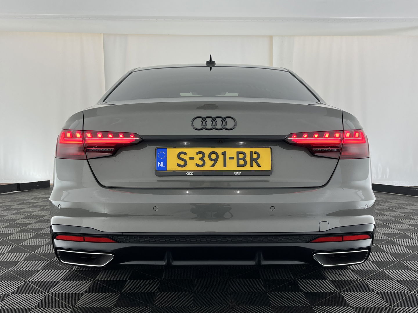 Audi A4 Limousine 35 TFSI S edition S-Line (INCL.BTW) Aut. *LEATHER-FABRIC | FULL-LED | DIGI-COCKPIT | DAB+ | CAMERA | SPORT-SEATS | PRIVACY-GLASS | ECC | PDC | CRUISE | 19''ALU*