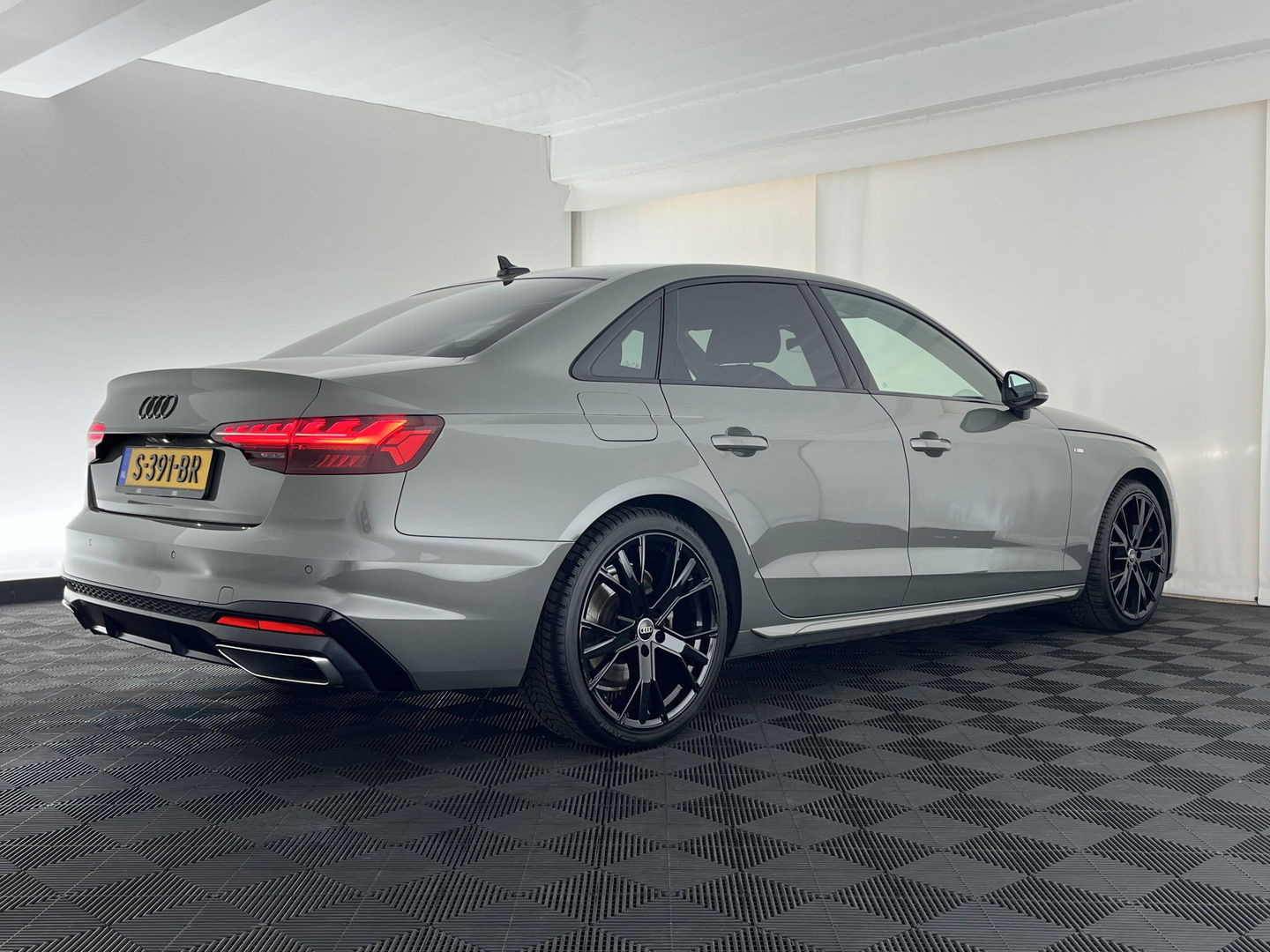 Audi A4 Limousine 35 TFSI S edition S-Line (INCL.BTW) Aut. *LEATHER-FABRIC | FULL-LED | DIGI-COCKPIT | DAB+ | CAMERA | SPORT-SEATS | PRIVACY-GLASS | ECC | PDC | CRUISE | 19''ALU*