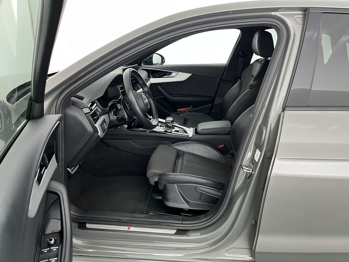 Audi A4 Limousine 35 TFSI S edition S-Line (INCL.BTW) Aut. *LEATHER-FABRIC | FULL-LED | DIGI-COCKPIT | DAB+ | CAMERA | SPORT-SEATS | PRIVACY-GLASS | ECC | PDC | CRUISE | 19''ALU*