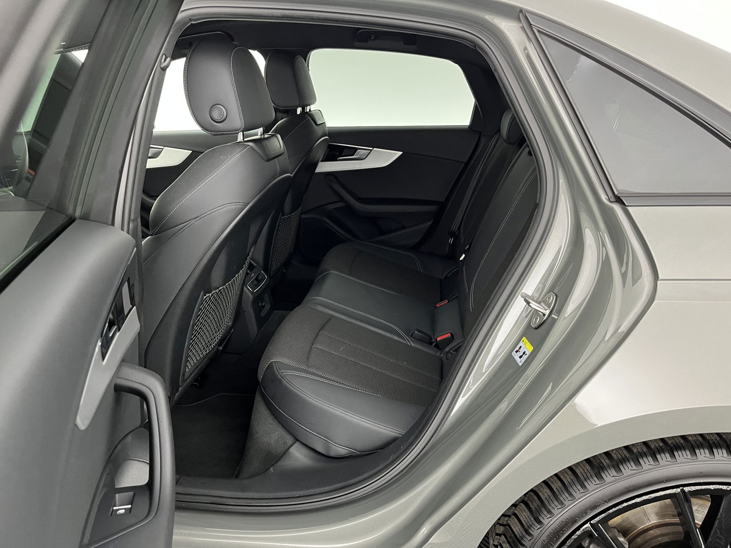 Audi A4 Limousine 35 TFSI S edition S-Line (INCL.BTW) Aut. *LEATHER-FABRIC | FULL-LED | DIGI-COCKPIT | DAB+ | CAMERA | SPORT-SEATS | PRIVACY-GLASS | ECC | PDC | CRUISE | 19''ALU*