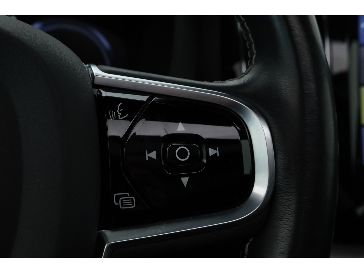 Volvo XC60 2.0 T8 AWD R-Design | polestar engineered | Trekhaak | 21 inch | Head-up | 360 camera | H&K Audio | Sportstoelen |