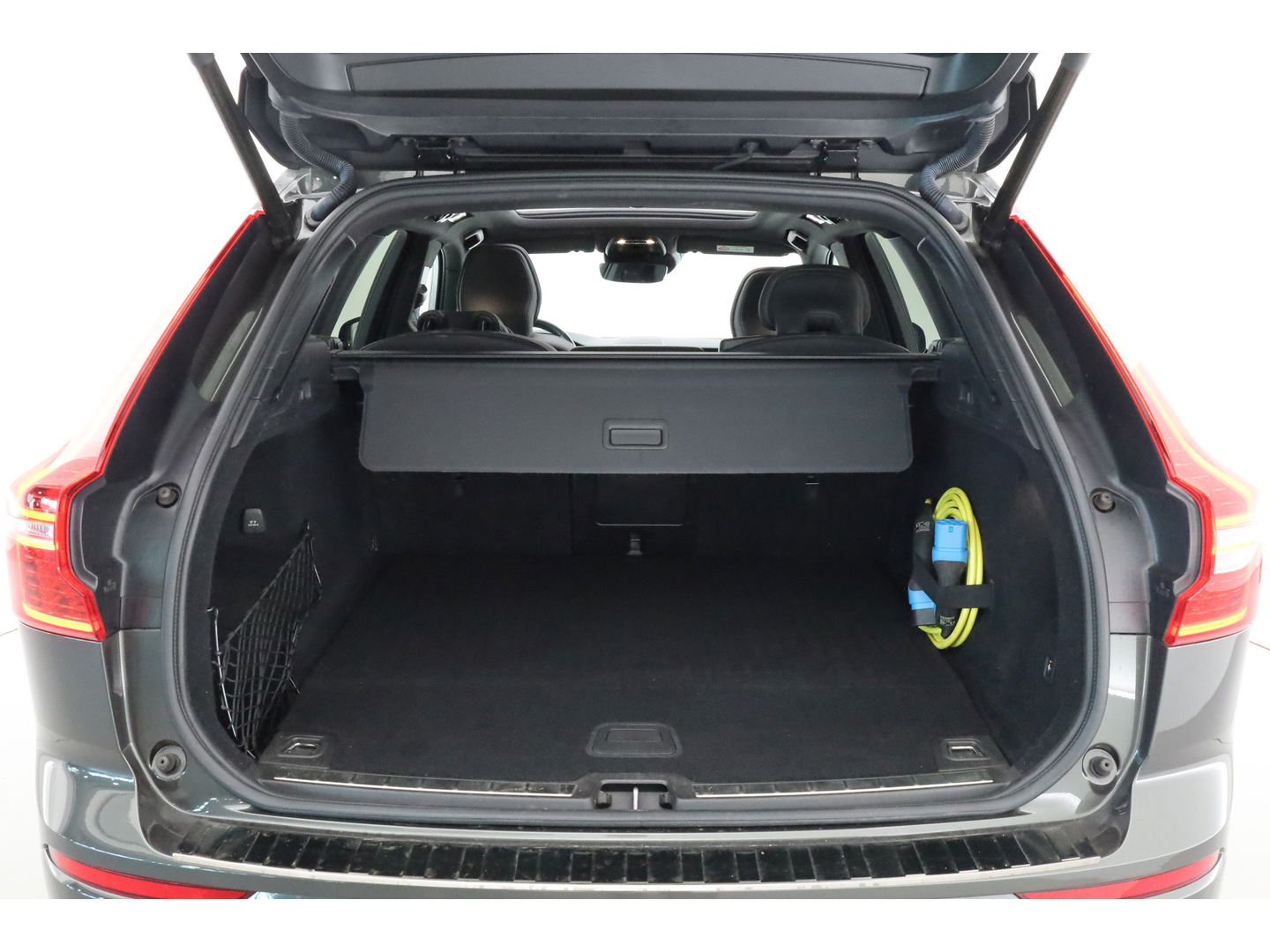 Volvo XC60 2.0 T8 AWD R-Design | polestar engineered | Trekhaak | 21 inch | Head-up | 360 camera | H&K Audio | Sportstoelen |