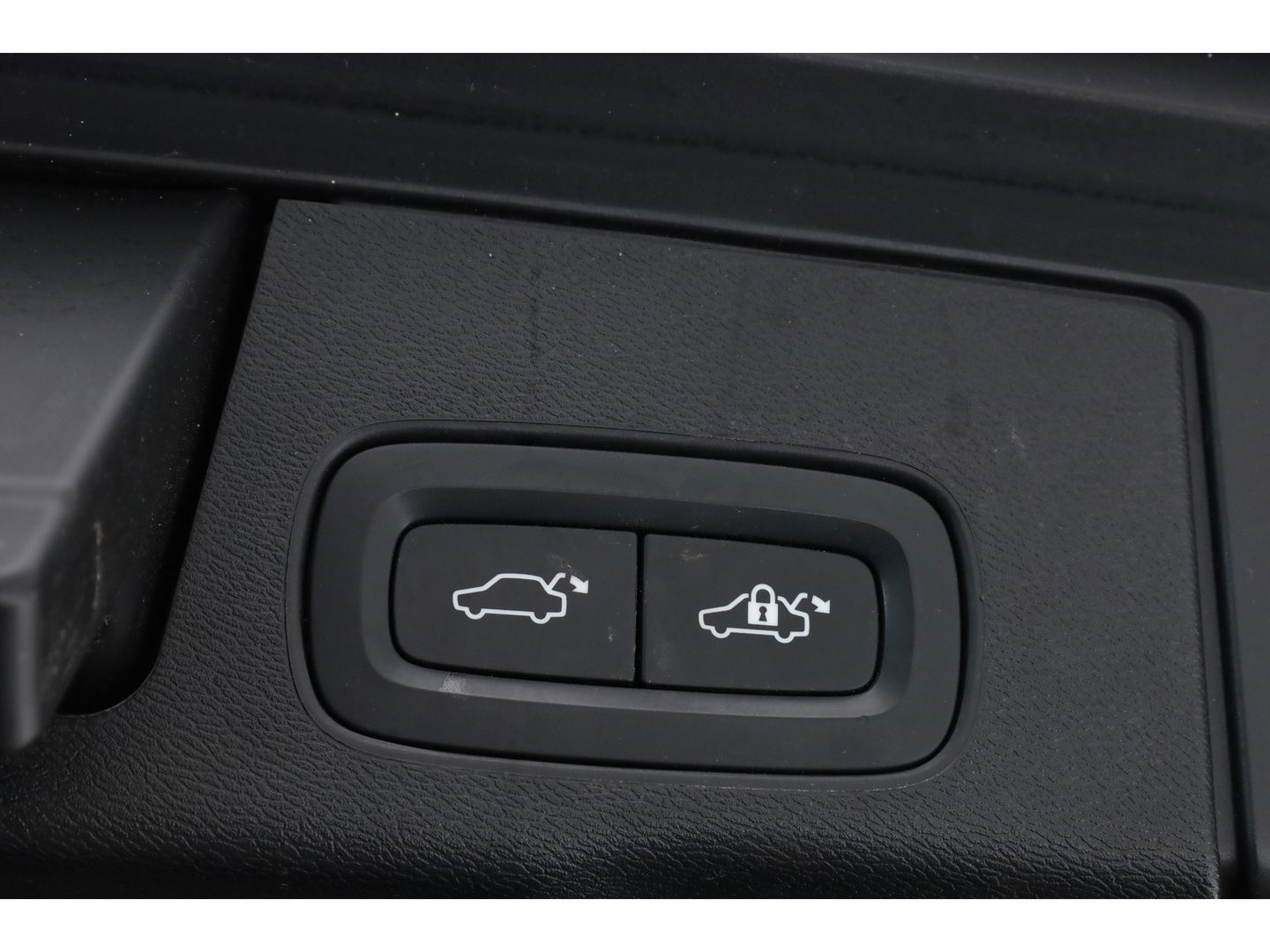 Volvo XC60 2.0 T8 AWD R-Design | polestar engineered | Trekhaak | 21 inch | Head-up | 360 camera | H&K Audio | Sportstoelen |