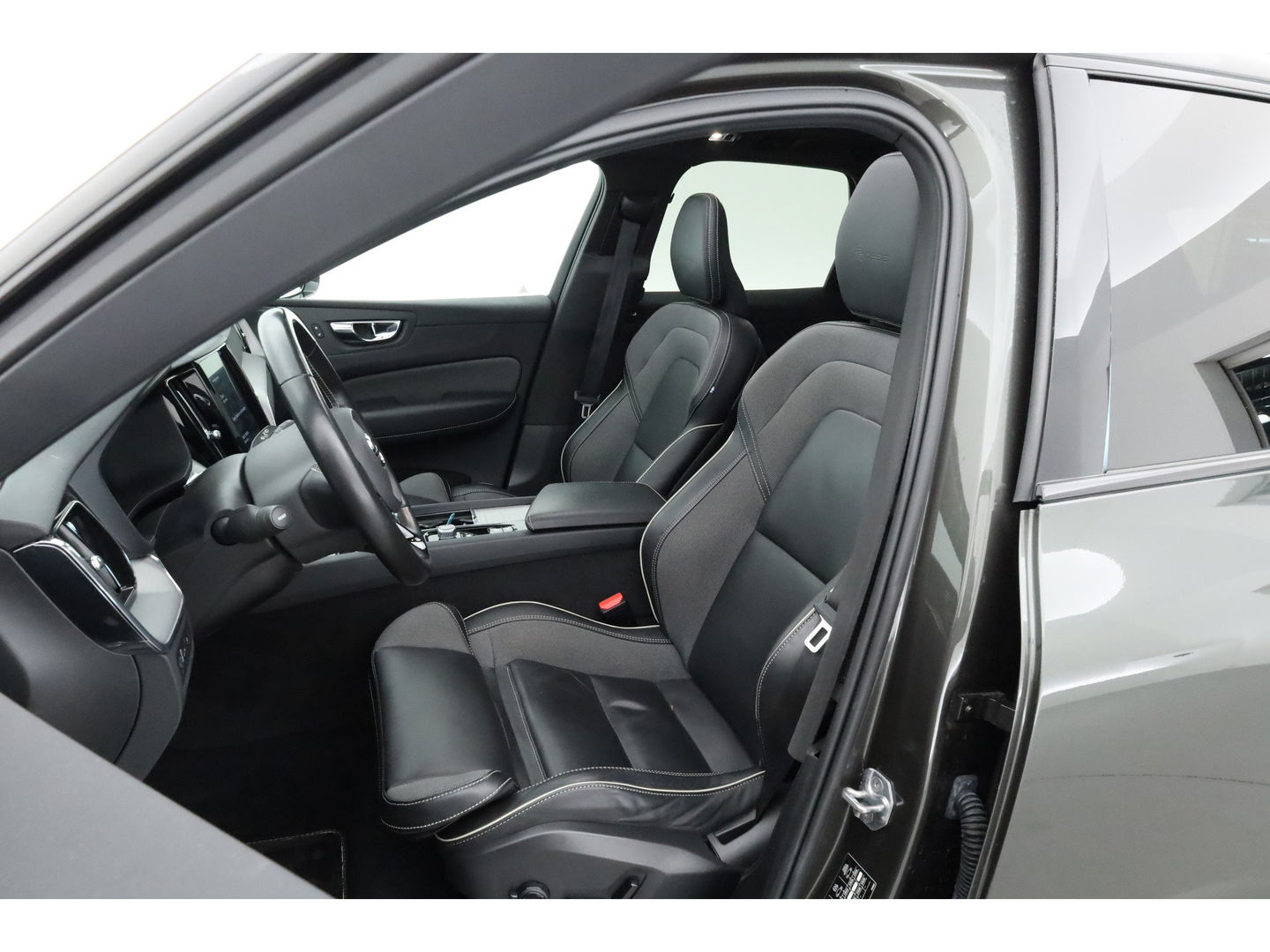 Volvo XC60 2.0 T8 AWD R-Design | polestar engineered | Trekhaak | 21 inch | Head-up | 360 camera | H&K Audio | Sportstoelen |