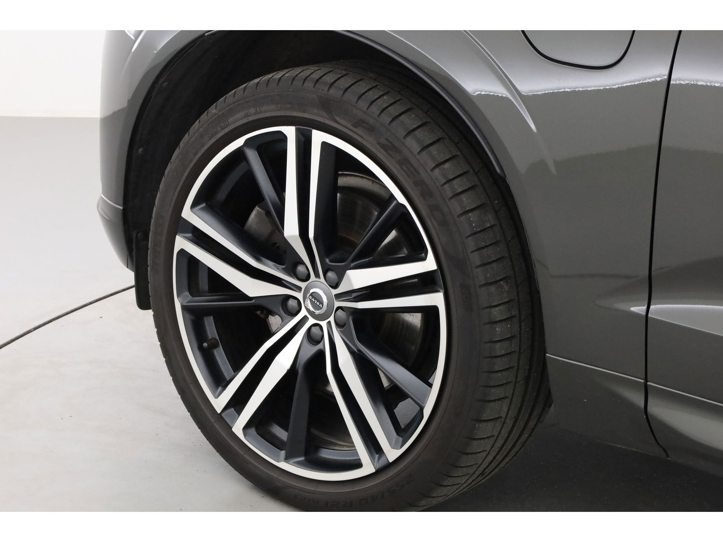 Volvo XC60 2.0 T8 AWD R-Design | polestar engineered | Trekhaak | 21 inch | Head-up | 360 camera | H&K Audio | Sportstoelen |