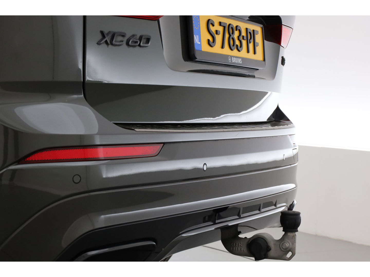 Volvo XC60 2.0 T8 AWD R-Design | polestar engineered | Trekhaak | 21 inch | Head-up | 360 camera | H&K Audio | Sportstoelen |