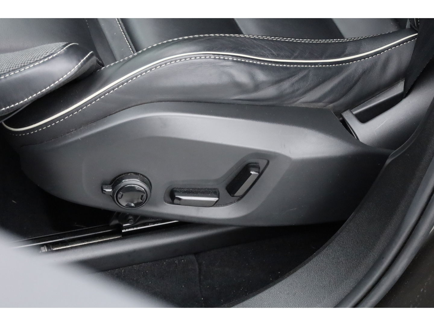 Volvo XC60 2.0 T8 AWD R-Design | polestar engineered | Trekhaak | 21 inch | Head-up | 360 camera | H&K Audio | Sportstoelen |