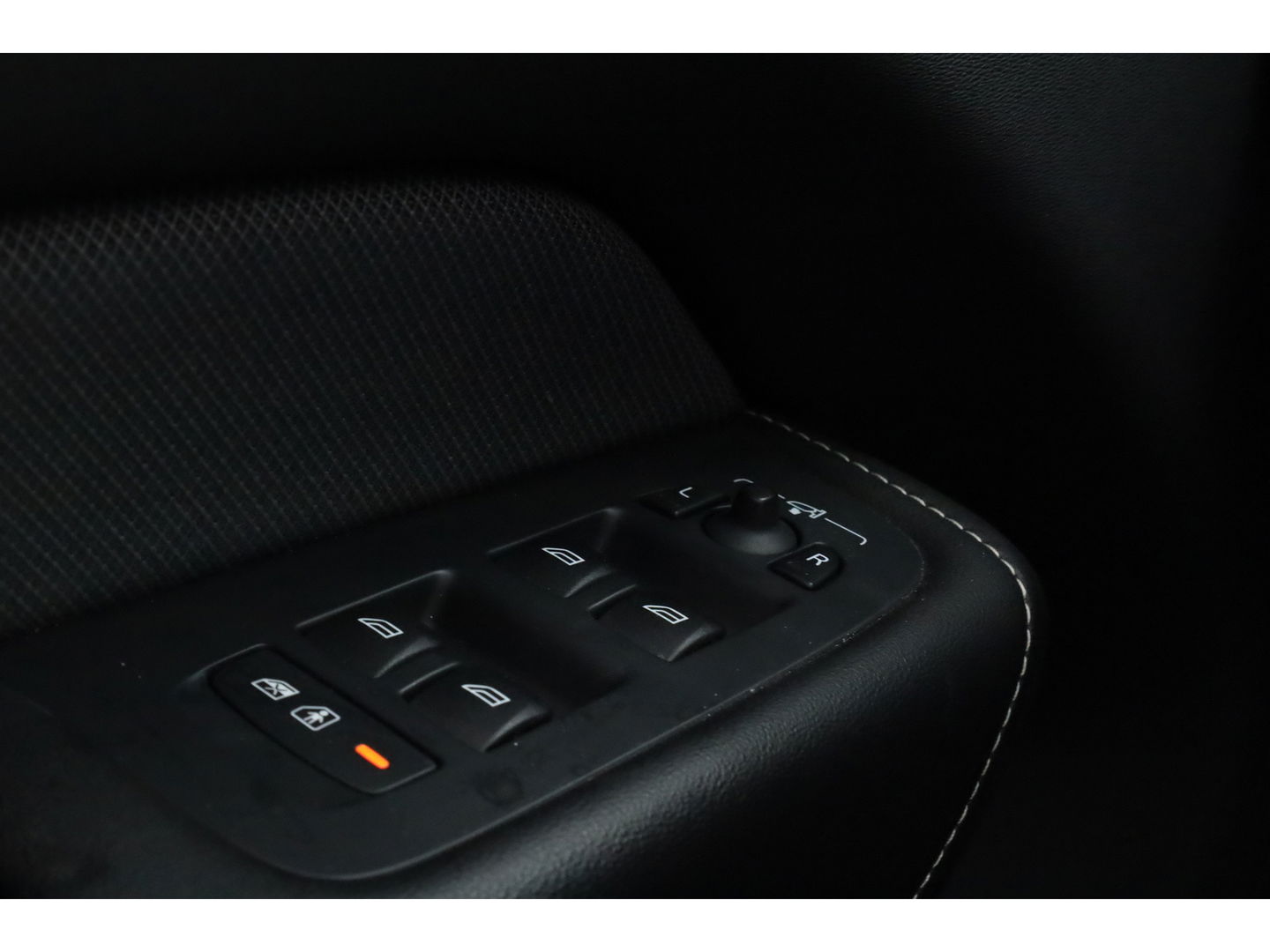 Volvo XC60 2.0 T8 AWD R-Design | polestar engineered | Trekhaak | 21 inch | Head-up | 360 camera | H&K Audio | Sportstoelen |