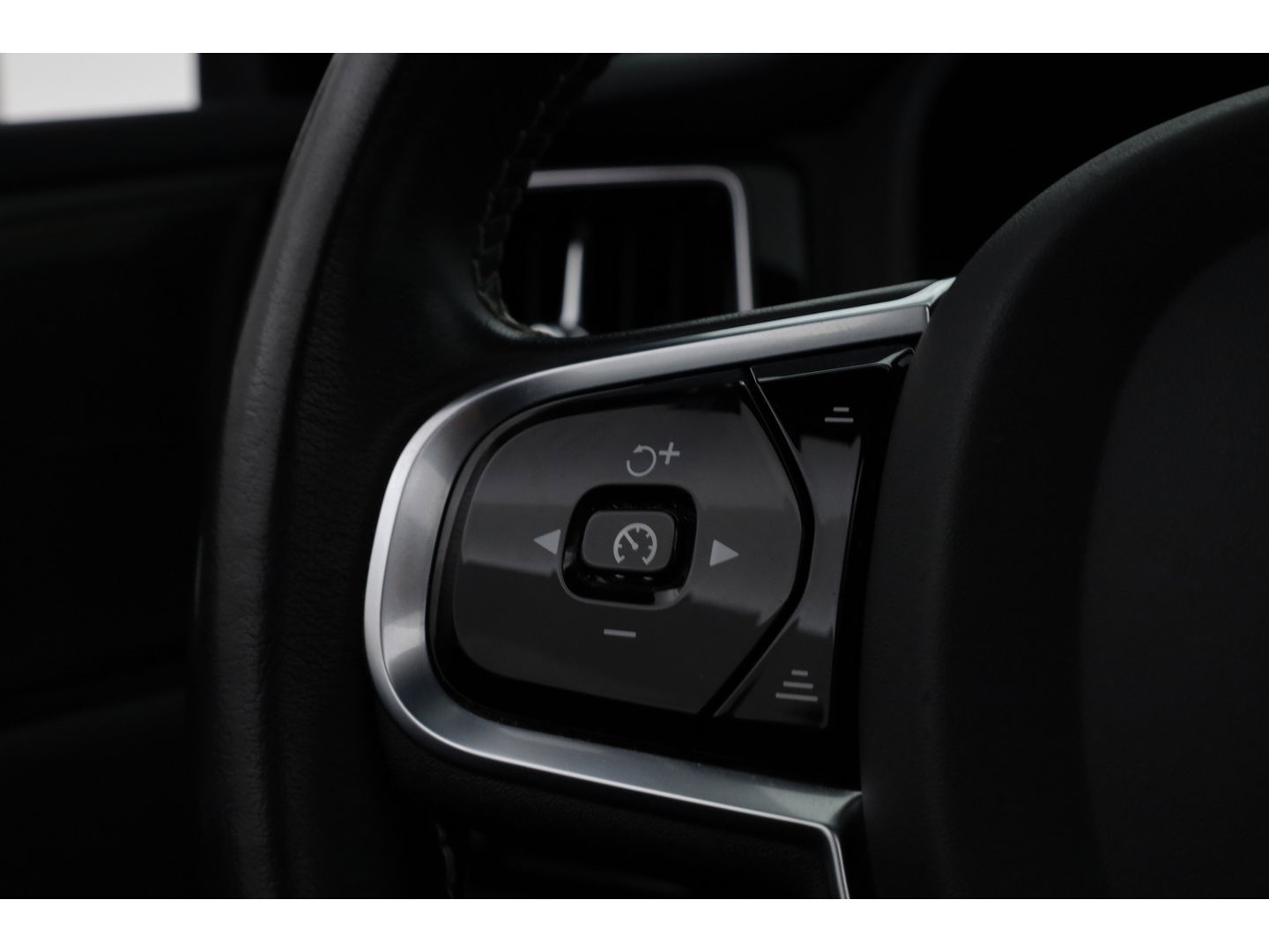 Volvo XC60 2.0 T8 AWD R-Design | polestar engineered | Trekhaak | 21 inch | Head-up | 360 camera | H&K Audio | Sportstoelen |