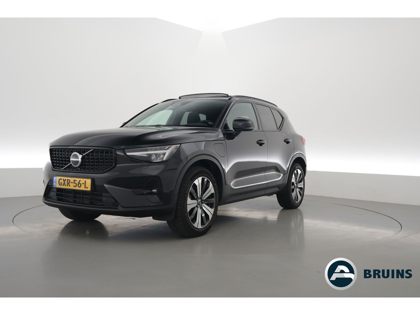 Volvo XC40 1.5 T5 Plug-in hybrid Plus Dark | Pano-dak | Trekhaak | ACC | H&K Audio |  Stoel + stuurverw. | Camera |  Elek. stoelen |