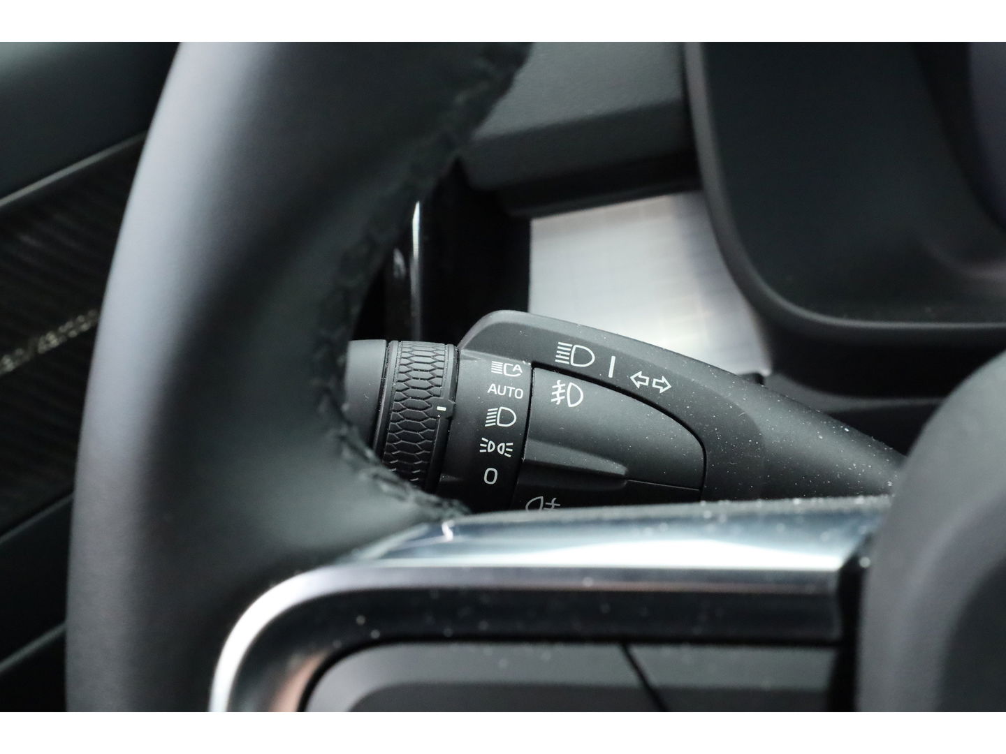 Volvo XC40 1.5 T5 Plug-in hybrid Plus Dark | Pano-dak | Trekhaak | ACC | H&K Audio |  Stoel + stuurverw. | Camera |  Elek. stoelen |