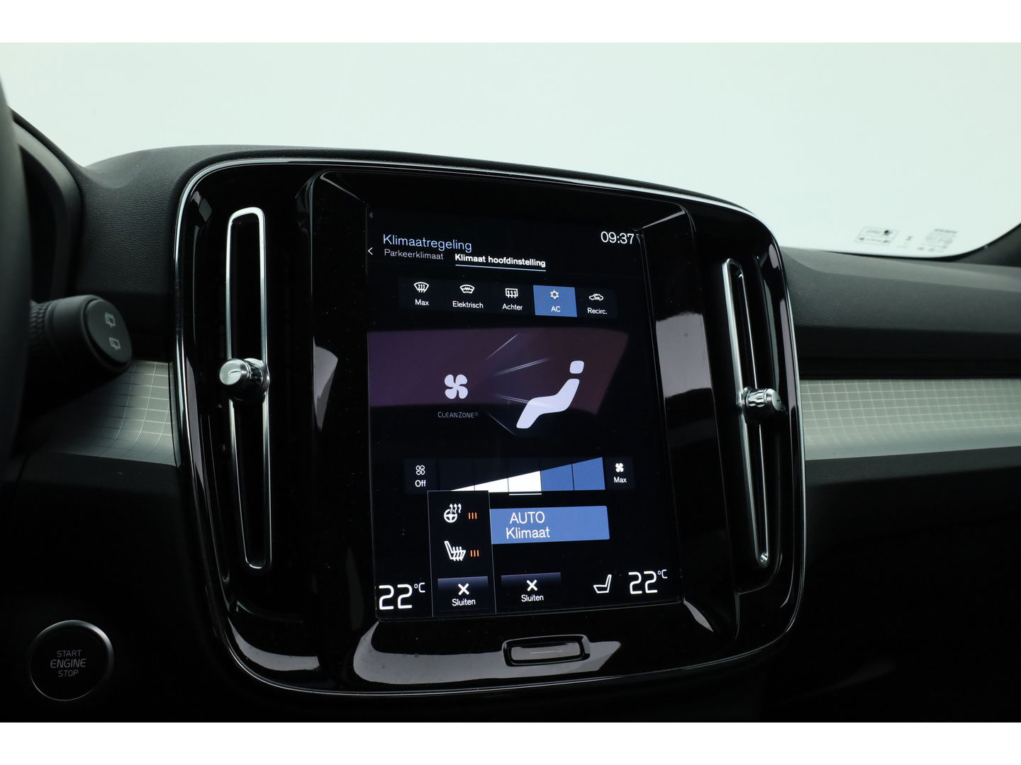 Volvo XC40 1.5 T5 Plug-in hybrid Plus Dark | Pano-dak | Trekhaak | ACC | H&K Audio |  Stoel + stuurverw. | Camera |  Elek. stoelen |