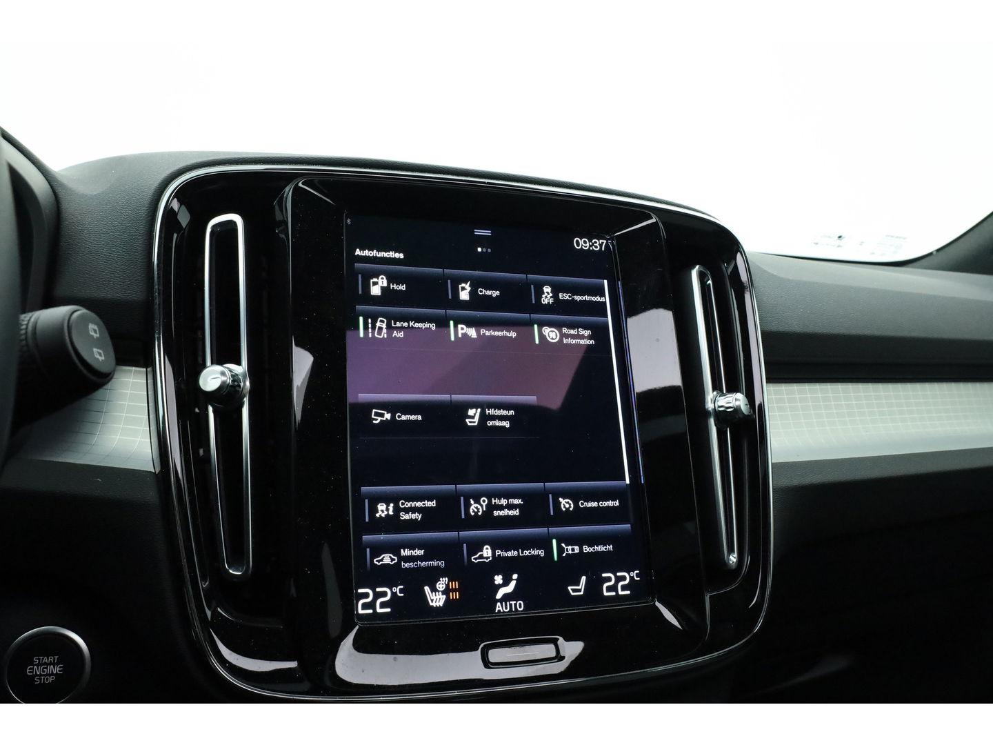 Volvo XC40 1.5 T5 Plug-in hybrid Plus Dark | Pano-dak | Trekhaak | ACC | H&K Audio |  Stoel + stuurverw. | Camera |  Elek. stoelen |