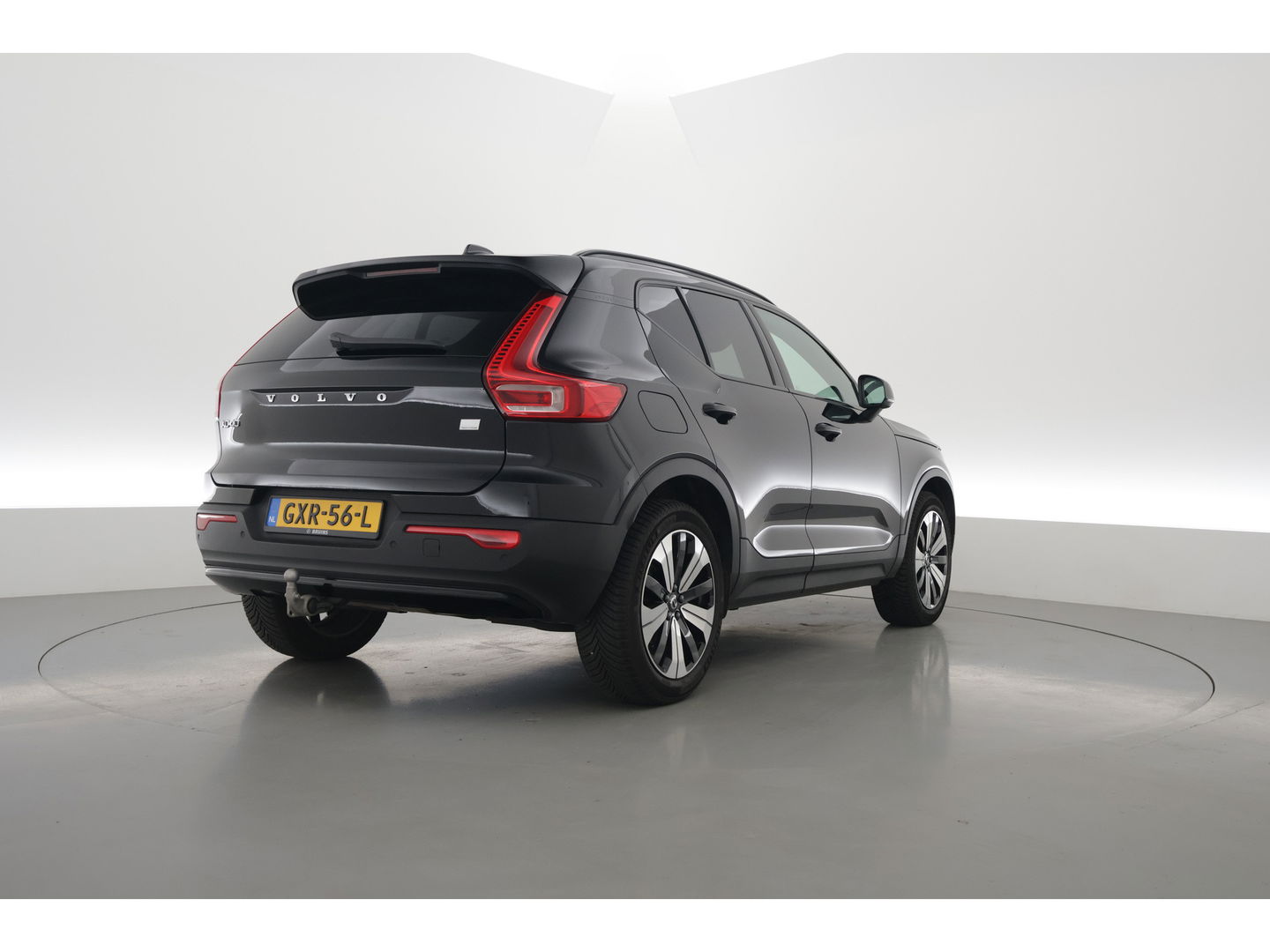Volvo XC40 1.5 T5 Plug-in hybrid Plus Dark | Pano-dak | Trekhaak | ACC | H&K Audio |  Stoel + stuurverw. | Camera |  Elek. stoelen |