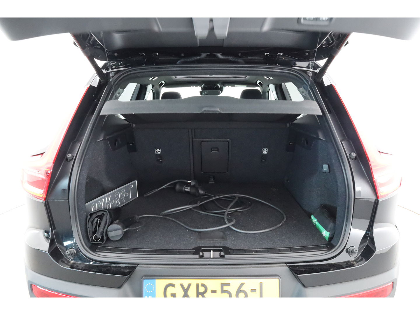 Volvo XC40 1.5 T5 Plug-in hybrid Plus Dark | Pano-dak | Trekhaak | ACC | H&K Audio |  Stoel + stuurverw. | Camera |  Elek. stoelen |