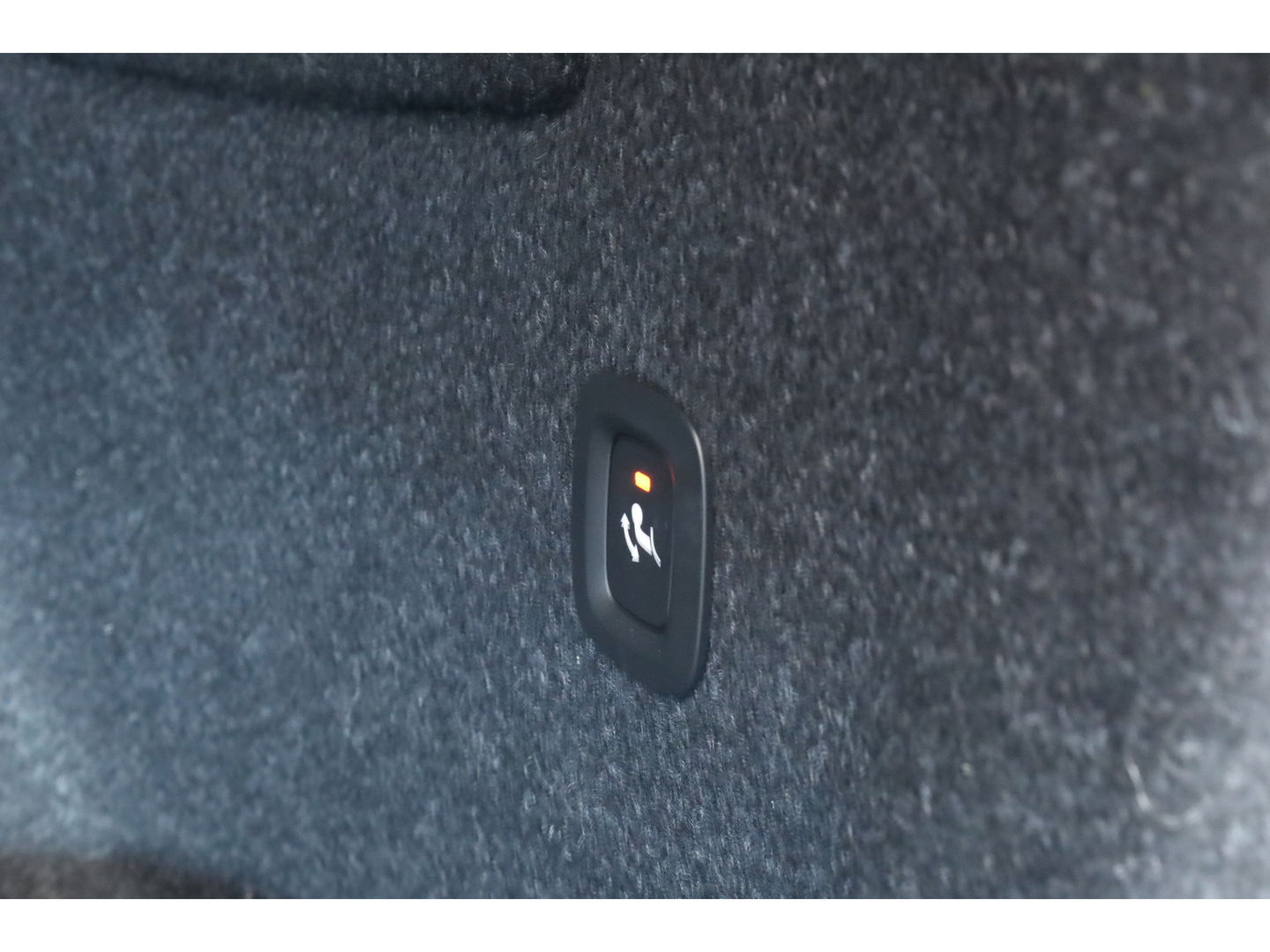 Volvo XC40 1.5 T5 Plug-in hybrid Plus Dark | Pano-dak | Trekhaak | ACC | H&K Audio |  Stoel + stuurverw. | Camera |  Elek. stoelen |