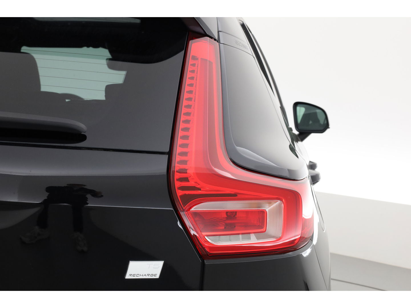 Volvo XC40 1.5 T5 Plug-in hybrid Plus Dark | Pano-dak | Trekhaak | ACC | H&K Audio |  Stoel + stuurverw. | Camera |  Elek. stoelen |