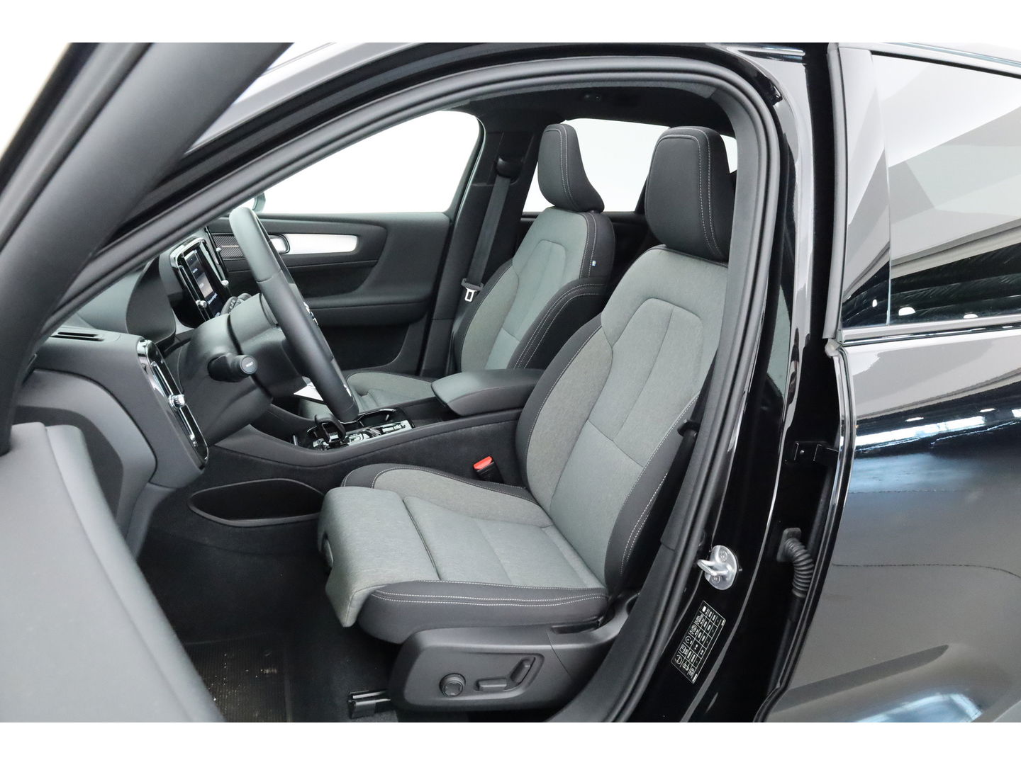 Volvo XC40 1.5 T5 Plug-in hybrid Plus Dark | Pano-dak | Trekhaak | ACC | H&K Audio |  Stoel + stuurverw. | Camera |  Elek. stoelen |