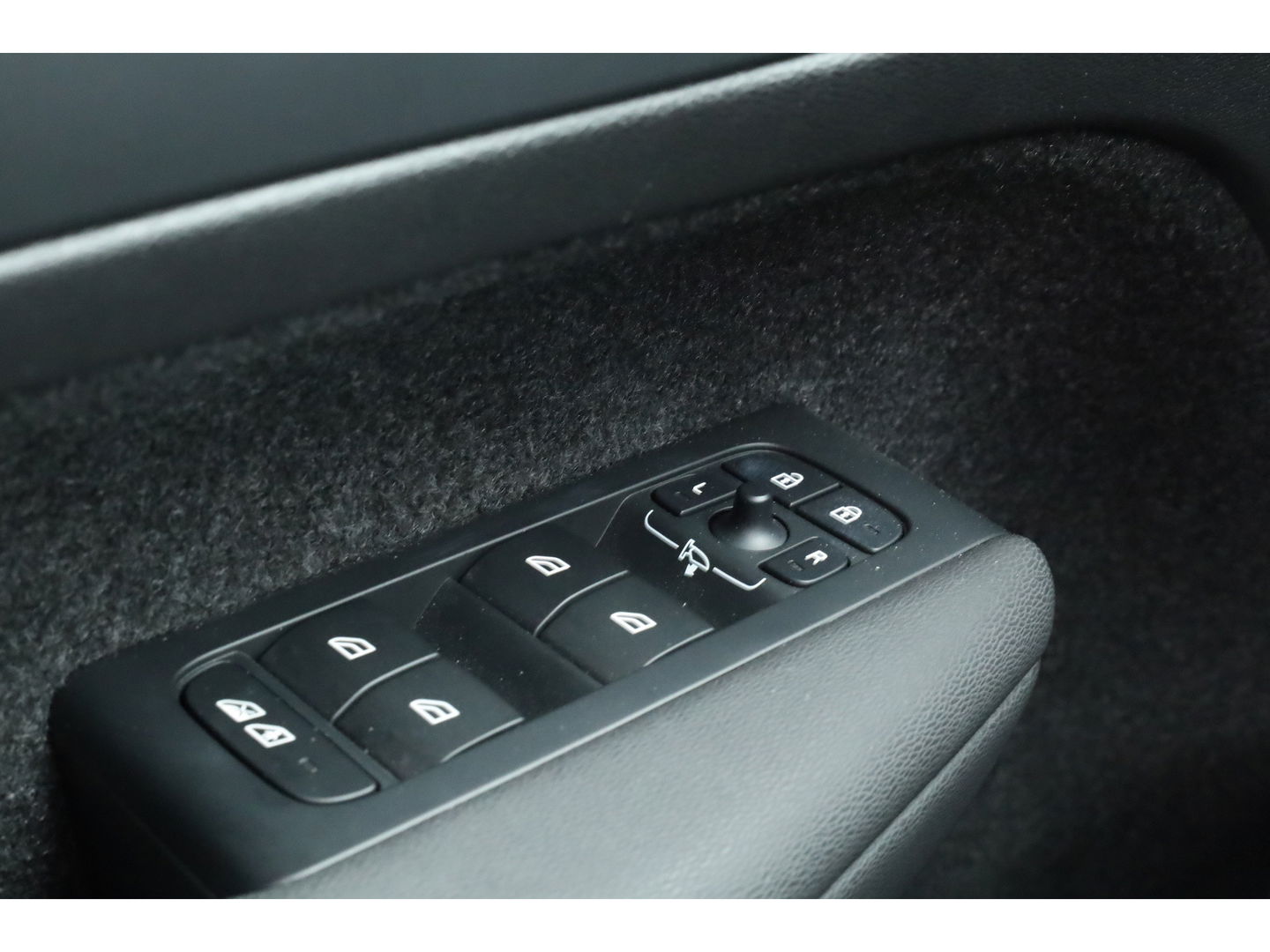 Volvo XC40 1.5 T5 Plug-in hybrid Plus Dark | Pano-dak | Trekhaak | ACC | H&K Audio |  Stoel + stuurverw. | Camera |  Elek. stoelen |