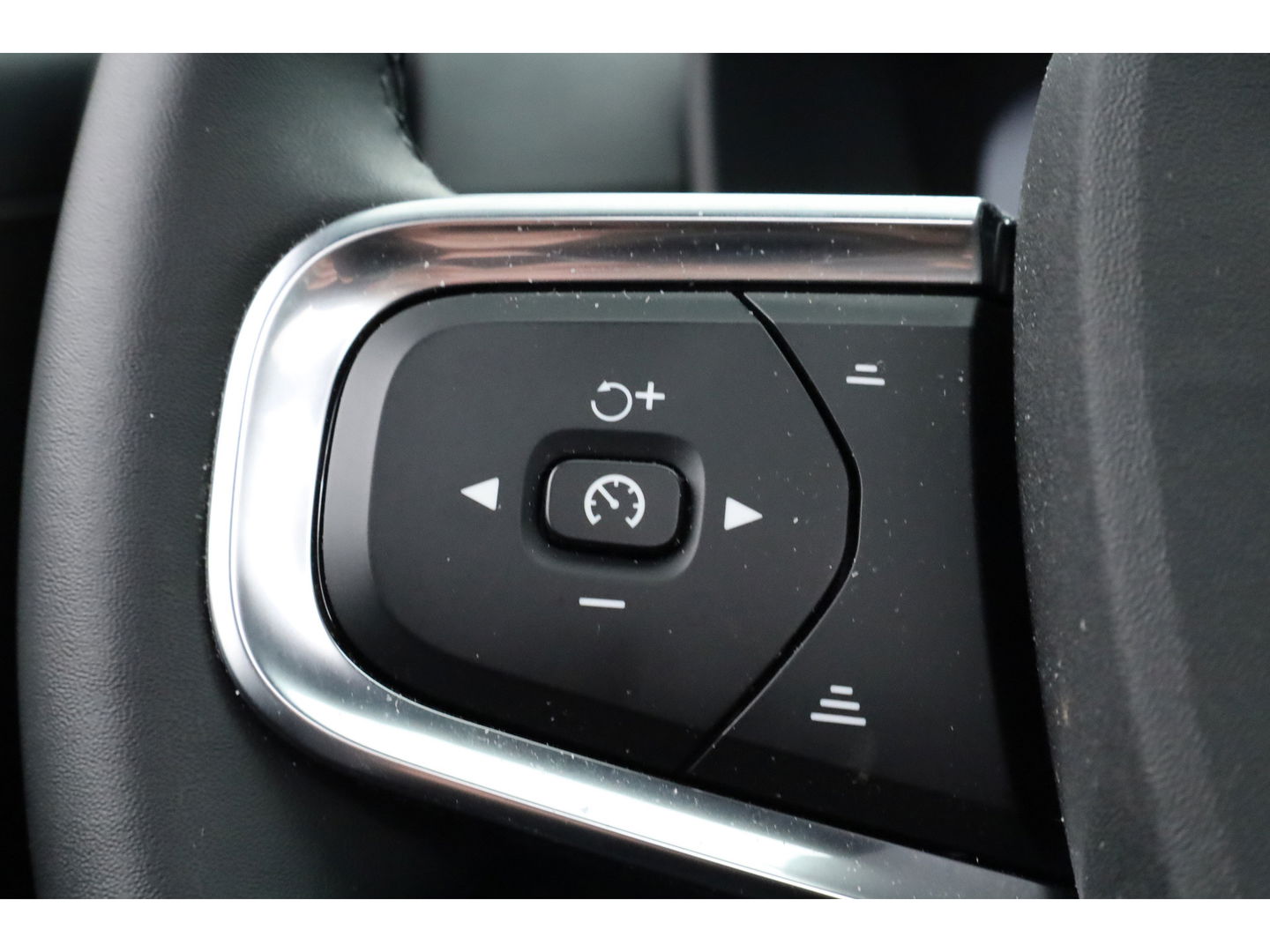 Volvo XC40 1.5 T5 Plug-in hybrid Plus Dark | Pano-dak | Trekhaak | ACC | H&K Audio |  Stoel + stuurverw. | Camera |  Elek. stoelen |