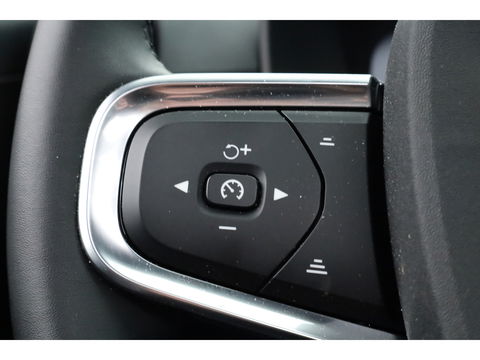 Volvo XC40 1.5 T5 Plug-in hybrid Plus Dark | Pano-dak | Trekhaak | ACC | H&K Audio |  Stoel + stuurverw. | Camera |  Elek. stoelen |