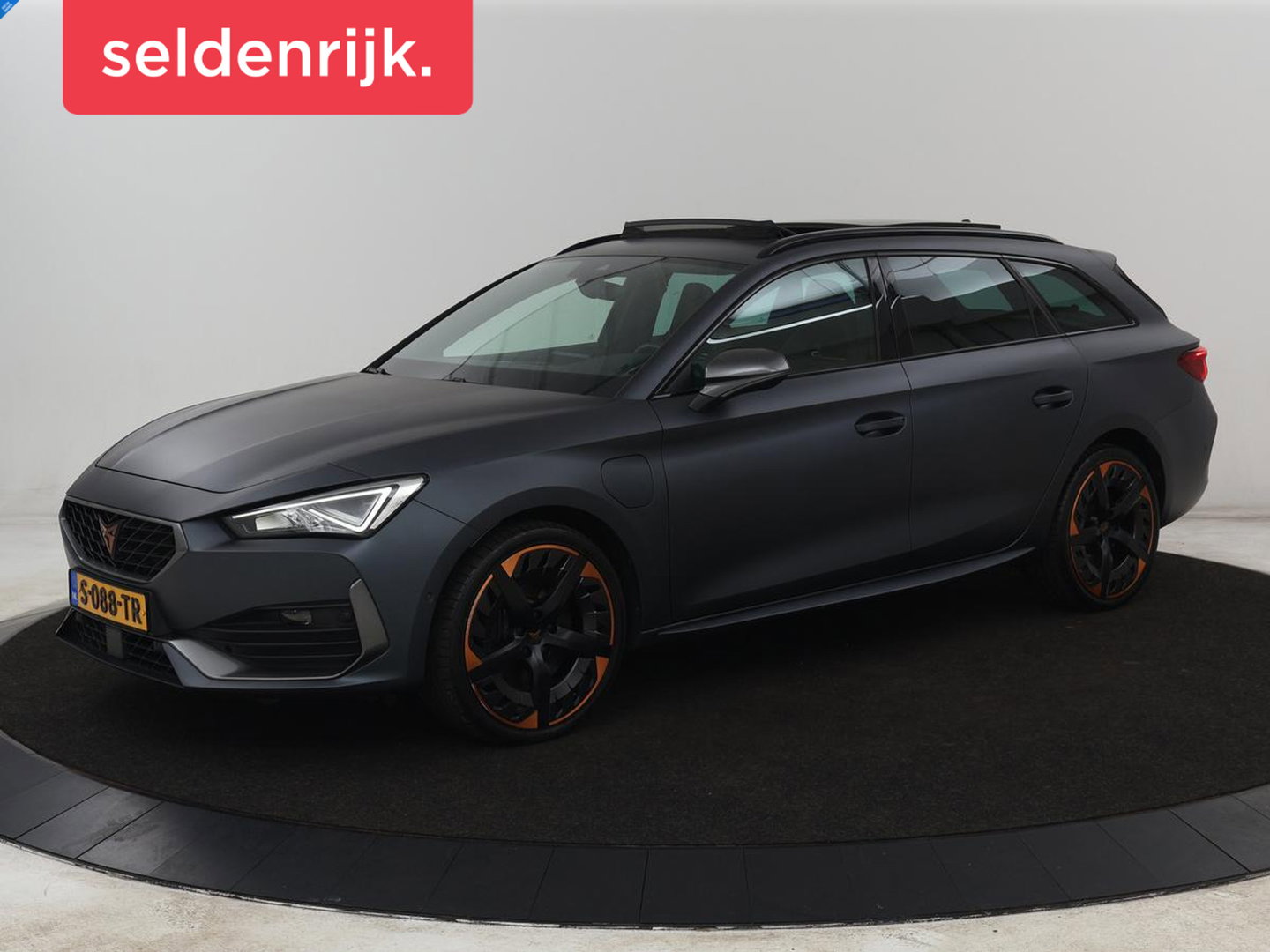 CUPRA Leon 1.4 eHybrid VZ Copper Edition | 245pk | Panoramadak | Stoelverwarming | Camera | Adaptive cruise | Sportstoelen | Sfeerverlichting | Carplay | Navigatie | Keyless | Stuurverwarming | PHEV | Plug In