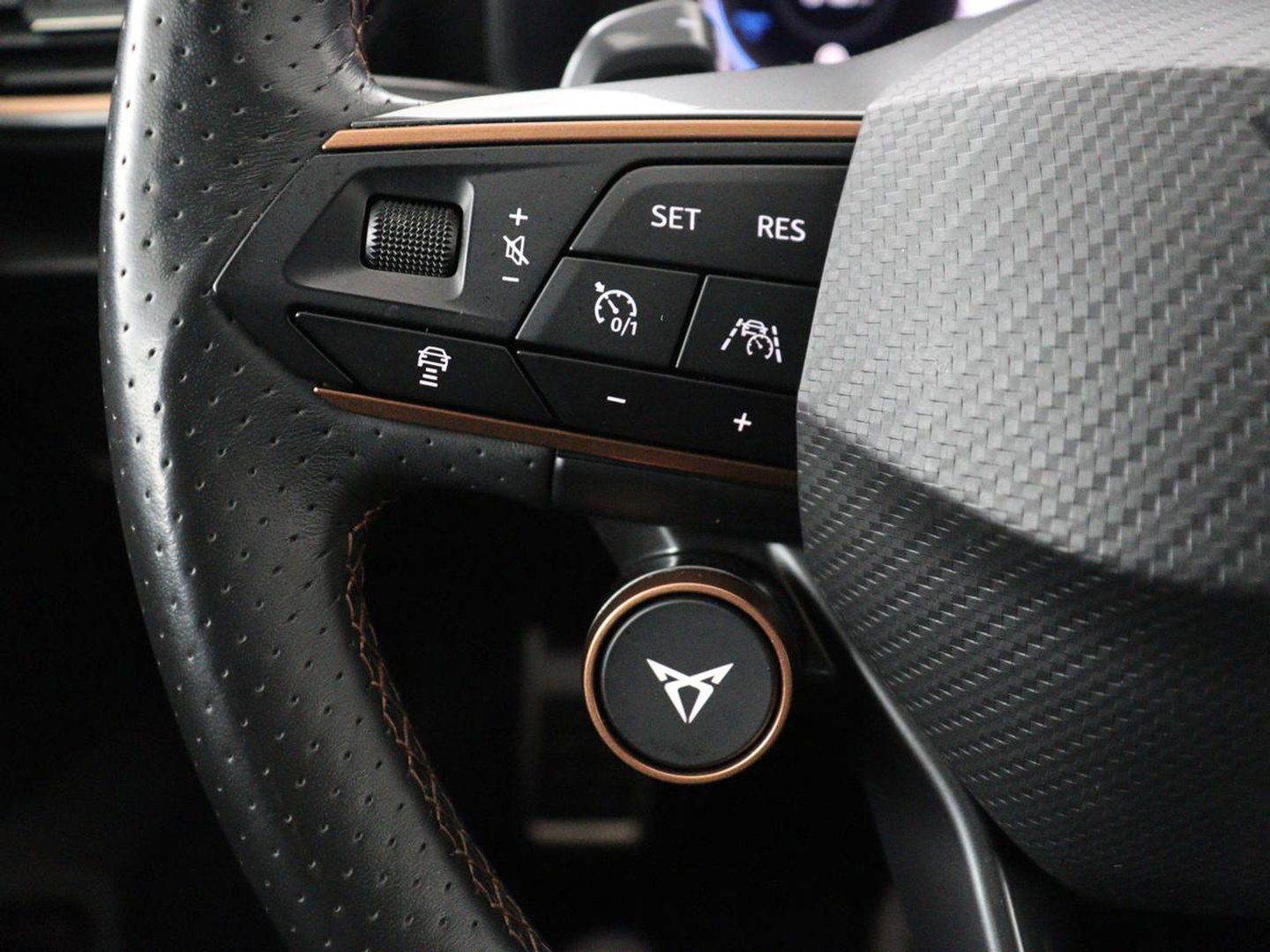 CUPRA Leon 1.4 eHybrid VZ Copper Edition | 245pk | Panoramadak | Stoelverwarming | Camera | Adaptive cruise | Sportstoelen | Sfeerverlichting | Carplay | Navigatie | Keyless | Stuurverwarming | PHEV | Plug In