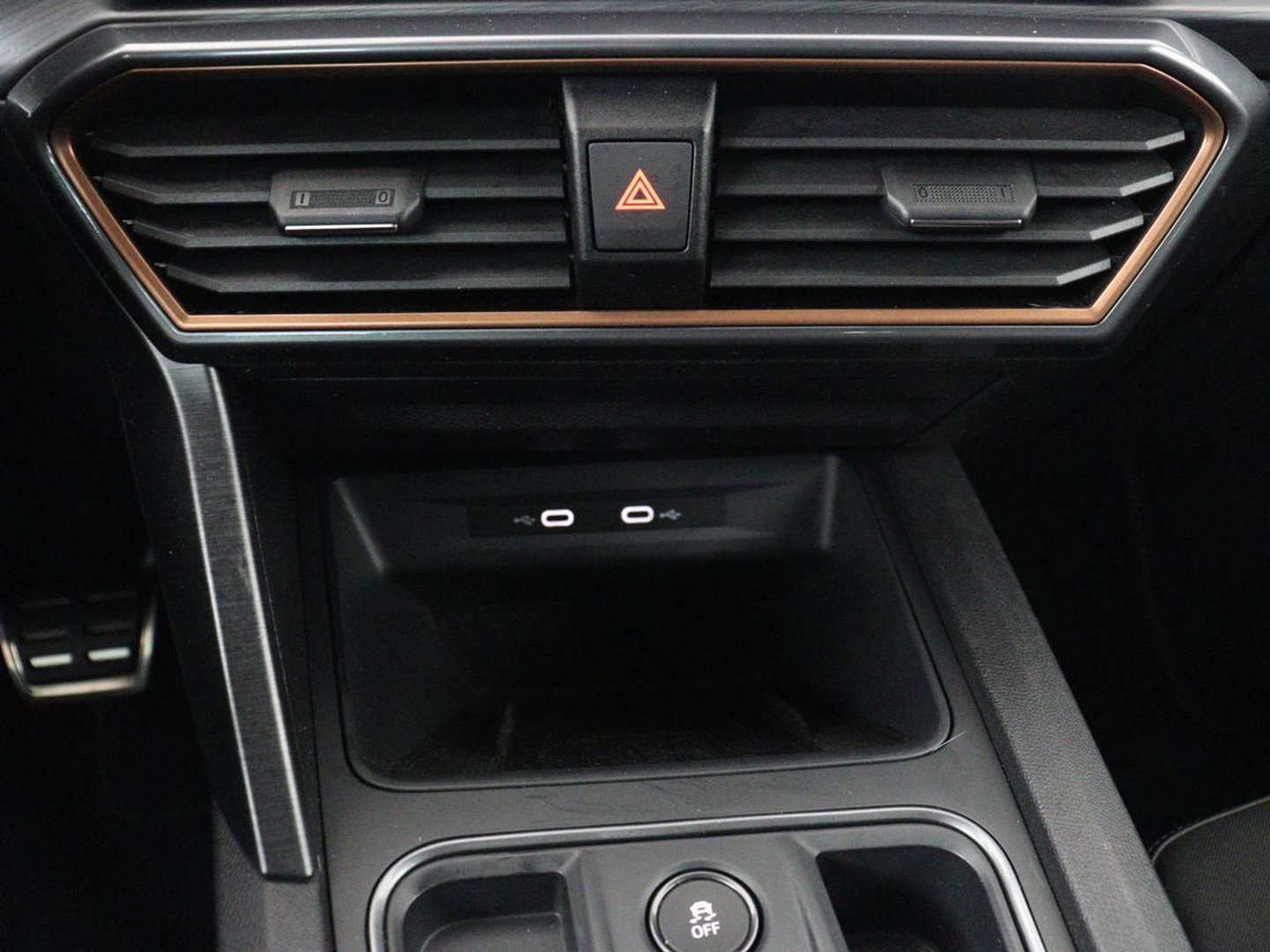 CUPRA Leon 1.4 eHybrid VZ Copper Edition | 245pk | Panoramadak | Stoelverwarming | Camera | Adaptive cruise | Sportstoelen | Sfeerverlichting | Carplay | Navigatie | Keyless | Stuurverwarming | PHEV | Plug In