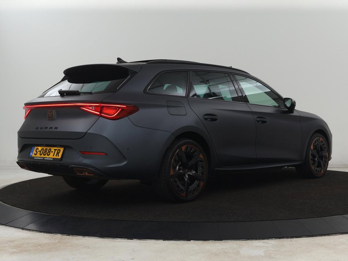 CUPRA Leon 1.4 eHybrid VZ Copper Edition | 245pk | Panoramadak | Stoelverwarming | Camera | Adaptive cruise | Sportstoelen | Sfeerverlichting | Carplay | Navigatie | Keyless | Stuurverwarming | PHEV | Plug In