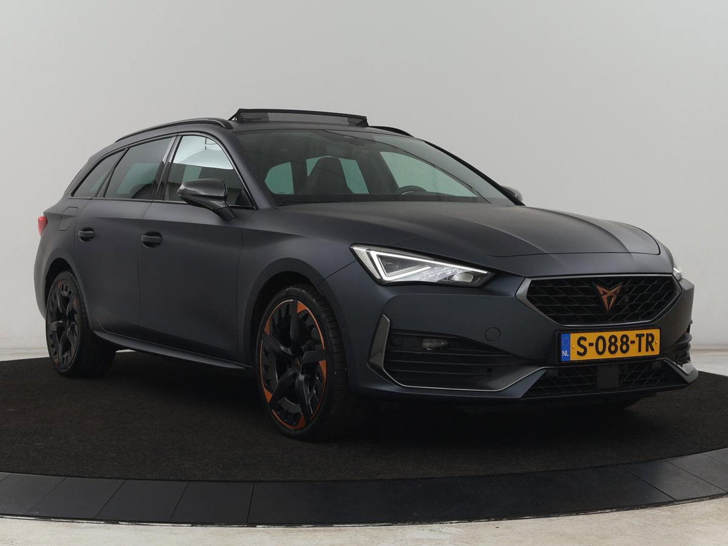 CUPRA Leon 1.4 eHybrid VZ Copper Edition | 245pk | Panoramadak | Stoelverwarming | Camera | Adaptive cruise | Sportstoelen | Sfeerverlichting | Carplay | Navigatie | Keyless | Stuurverwarming | PHEV | Plug In