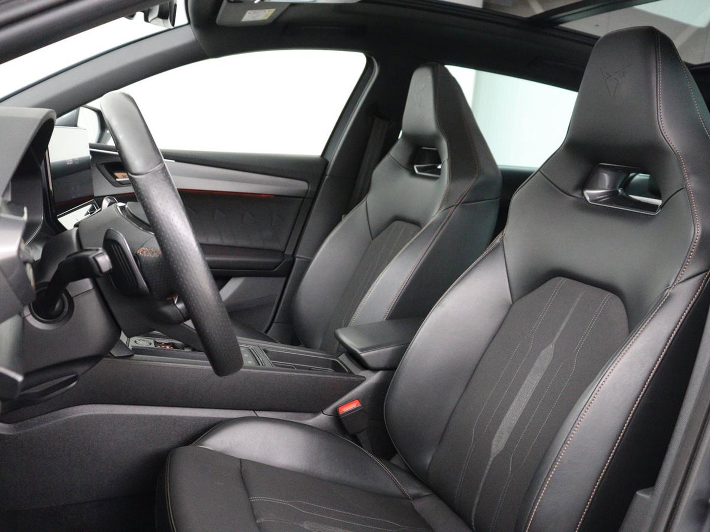 CUPRA Leon 1.4 eHybrid VZ Copper Edition | 245pk | Panoramadak | Stoelverwarming | Camera | Adaptive cruise | Sportstoelen | Sfeerverlichting | Carplay | Navigatie | Keyless | Stuurverwarming | PHEV | Plug In