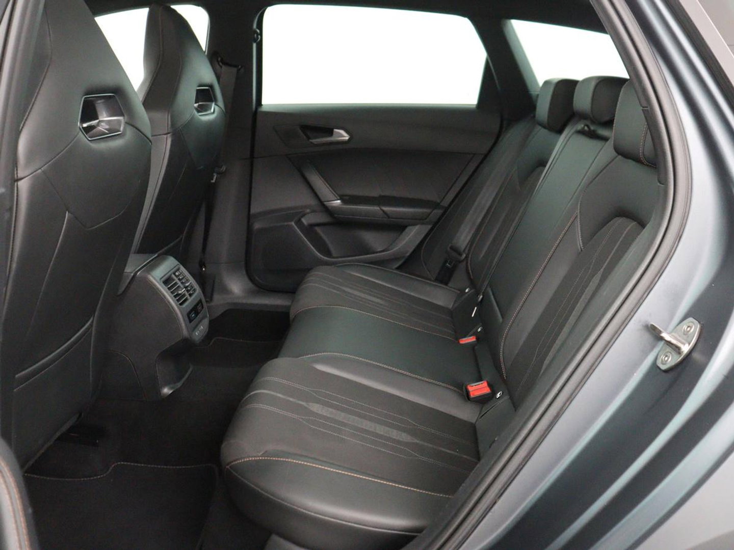 CUPRA Leon 1.4 eHybrid VZ Copper Edition | 245pk | Panoramadak | Stoelverwarming | Camera | Adaptive cruise | Sportstoelen | Sfeerverlichting | Carplay | Navigatie | Keyless | Stuurverwarming | PHEV | Plug In