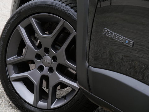 Jeep Renegade 4xe 240 PLUG-IN/ 19INCH/ LEER/ KENWOOD PREMIUM AUDIO/ KEYLESS