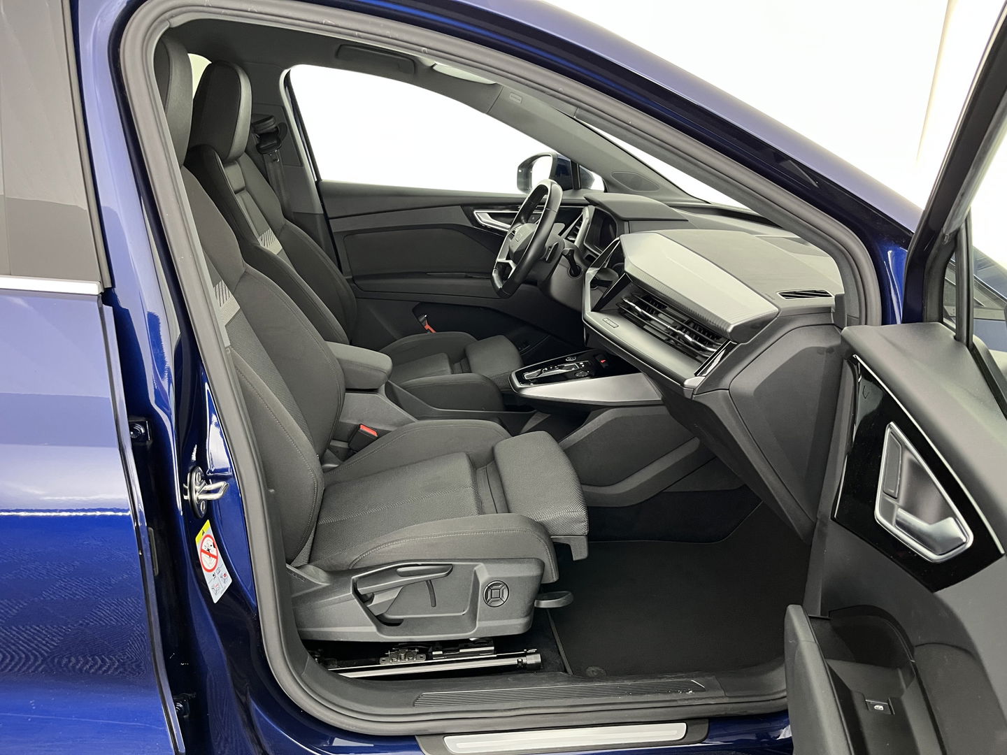 Audi Q4 e-tron 40 Advanced edition 77 kWh [ 3-Fase ] {SOH-92%} (INCL.BTW) Aut.*HEAT-PUMP | NAVI-FULLMAP | MATRIX-LED | KEYLESS | AUDI-SOUND |  DIGI-COCKPIT | DAB | CARPLAY | HEATED-SPORTSEATS | PRIVACYGLASS | CRUISE | 19''ALU*