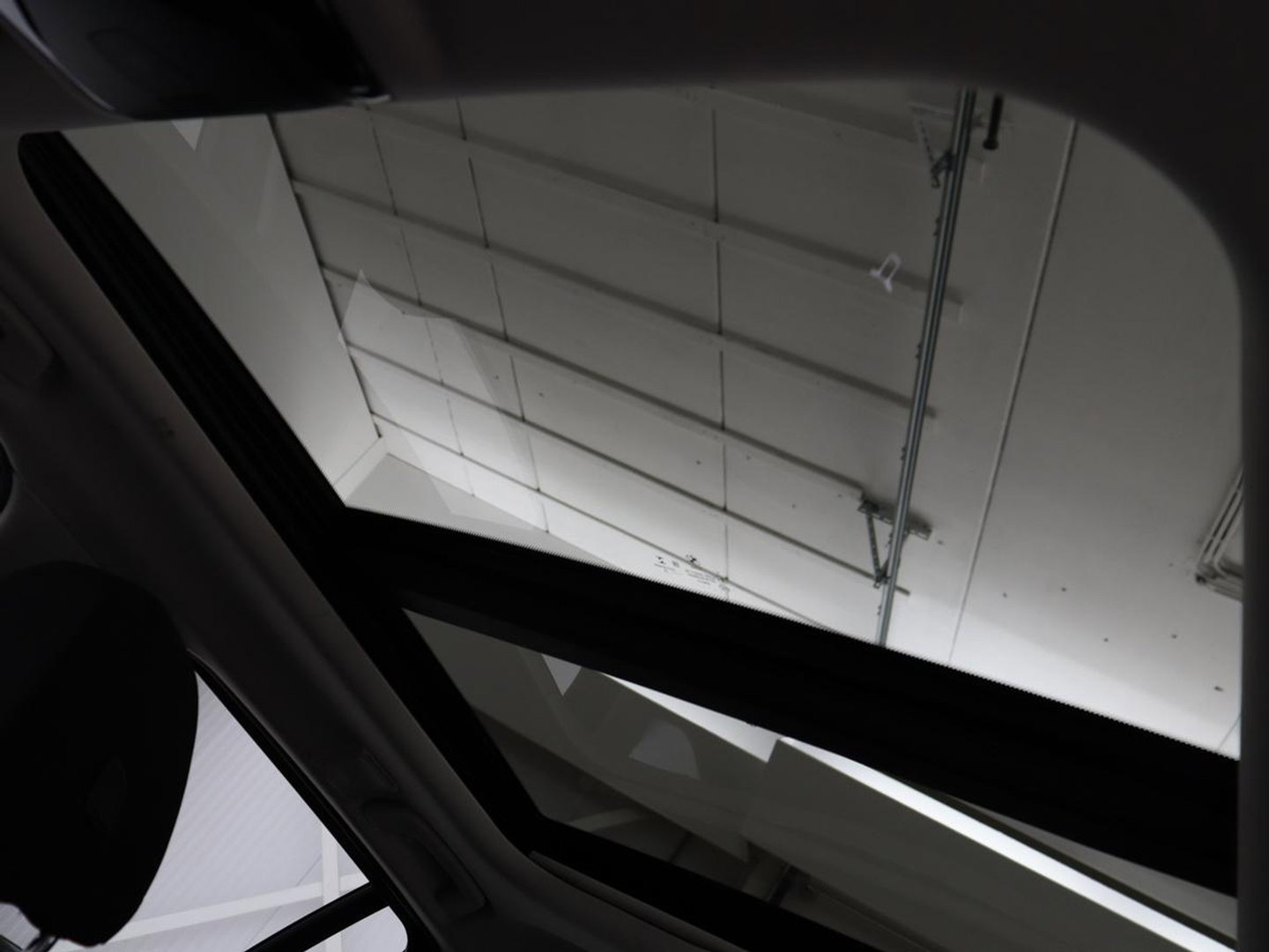 BMW 3-serie 320i Executive Edition | Panoramadak | Carplay | Navigatie | Live Cockpit | Full LED | Parkeerhulp | Cruise control | Climate control