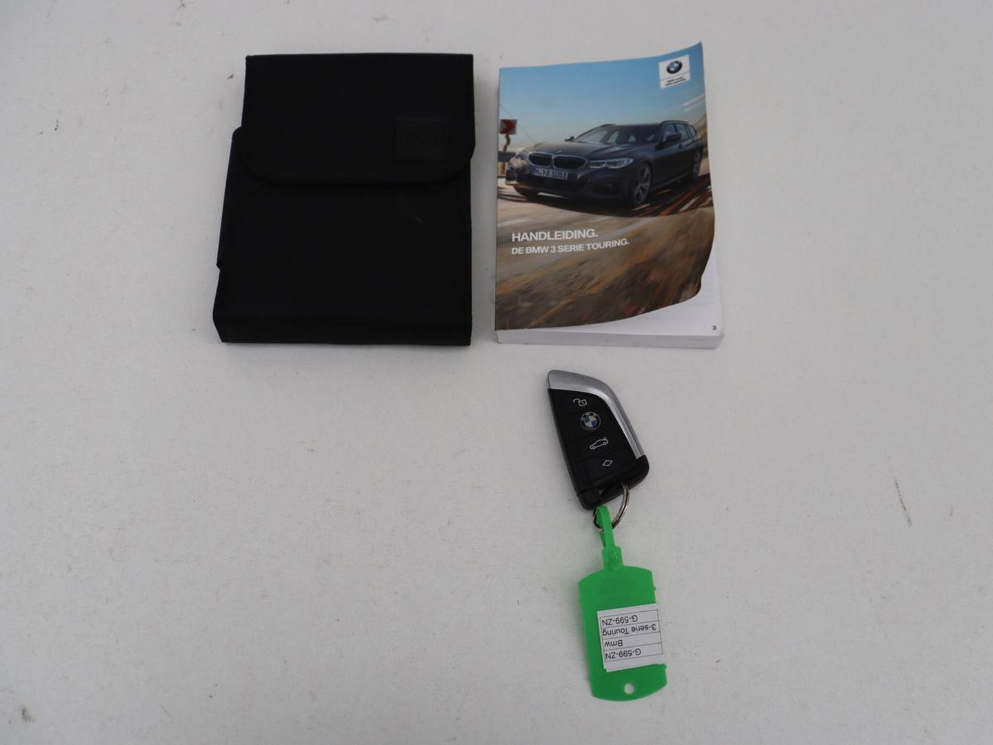 BMW 3-serie 320i Executive Edition | Panoramadak | Carplay | Navigatie | Live Cockpit | Full LED | Parkeerhulp | Cruise control | Climate control