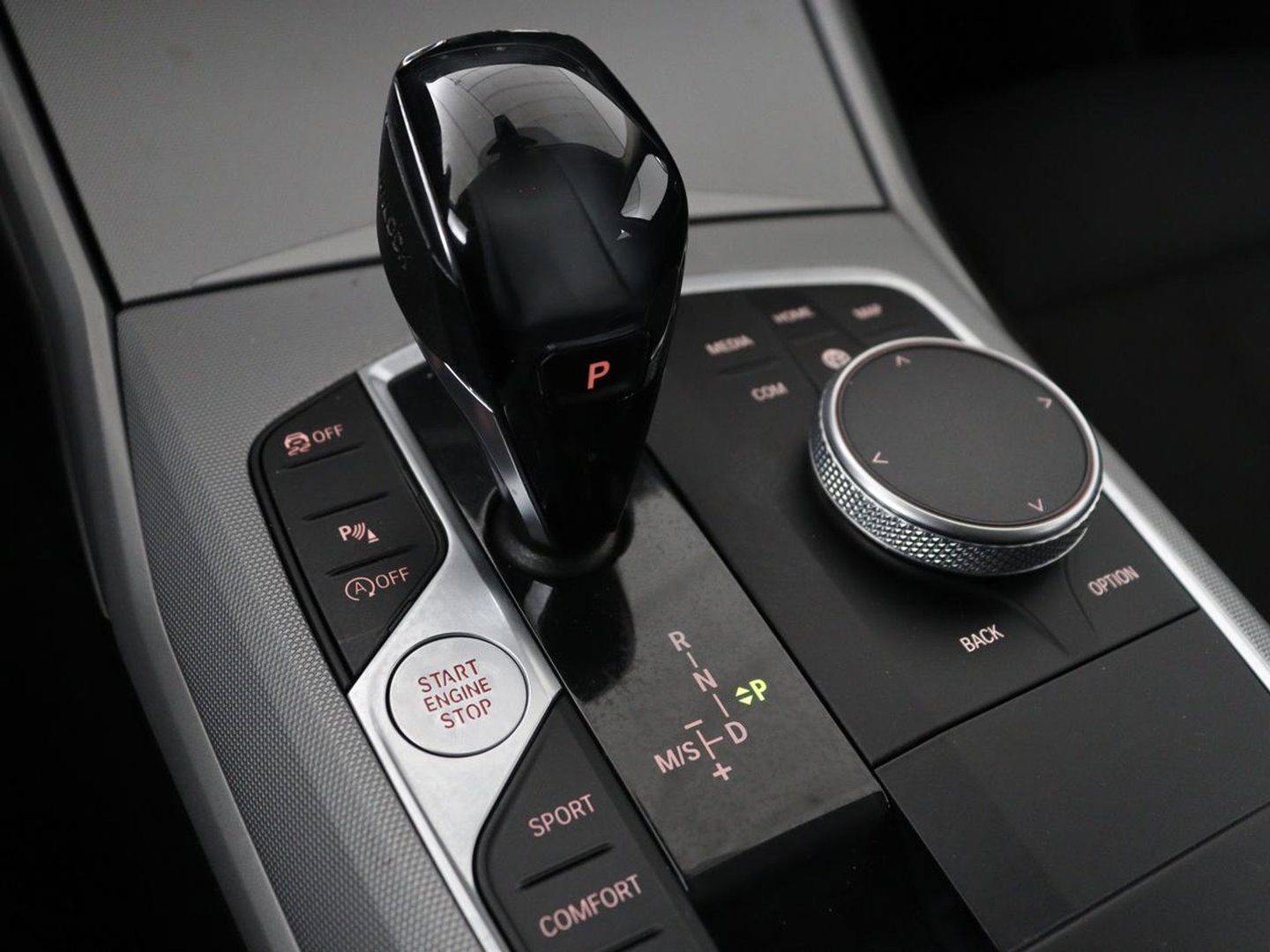 BMW 3-serie 320i Executive Edition | Panoramadak | Carplay | Navigatie | Live Cockpit | Full LED | Parkeerhulp | Cruise control | Climate control